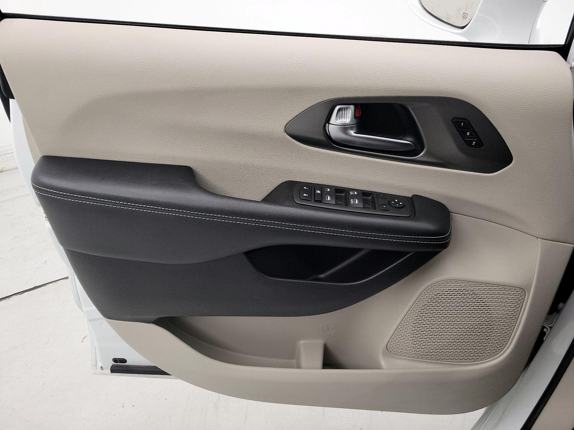 Thumbnail: 2022 Chrysler Pacifica - 12