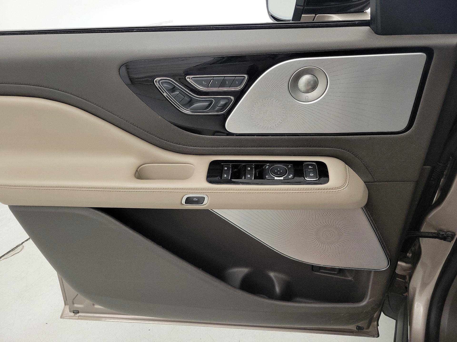 Thumbnail: 2020 Lincoln Aviator - 12
