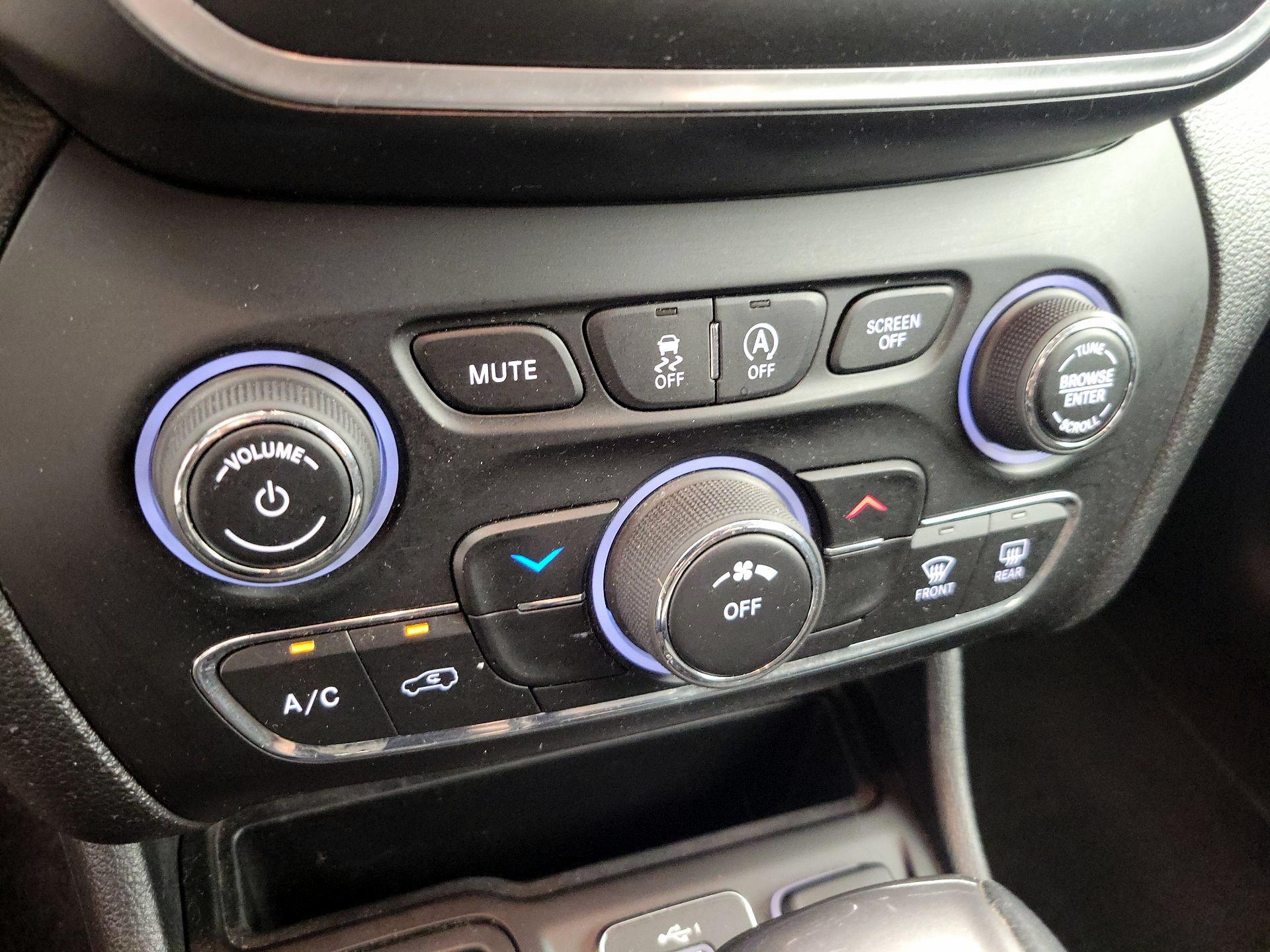 Thumbnail: 2019 Jeep Cherokee - 16