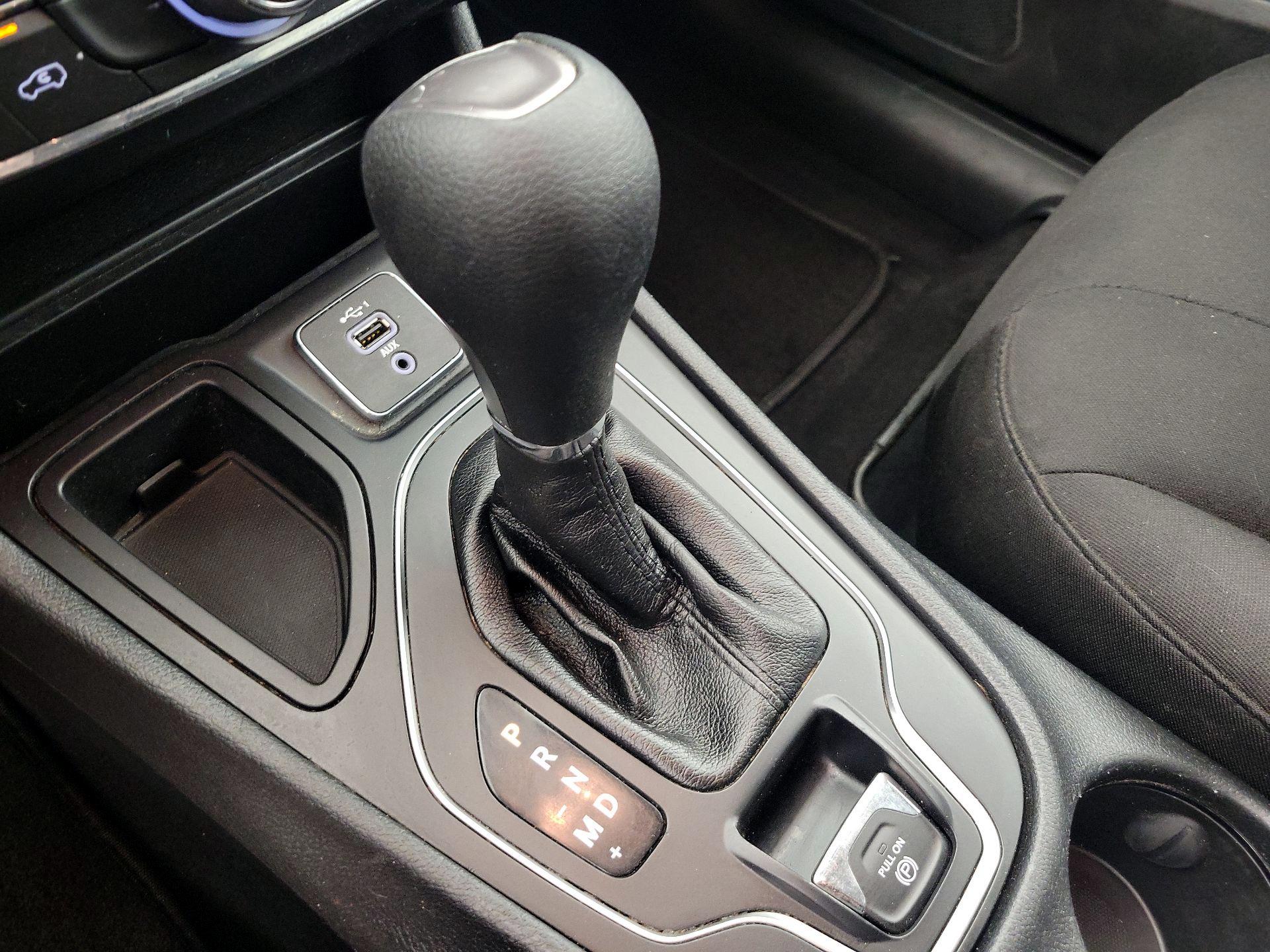 Thumbnail: 2019 Jeep Cherokee - 17