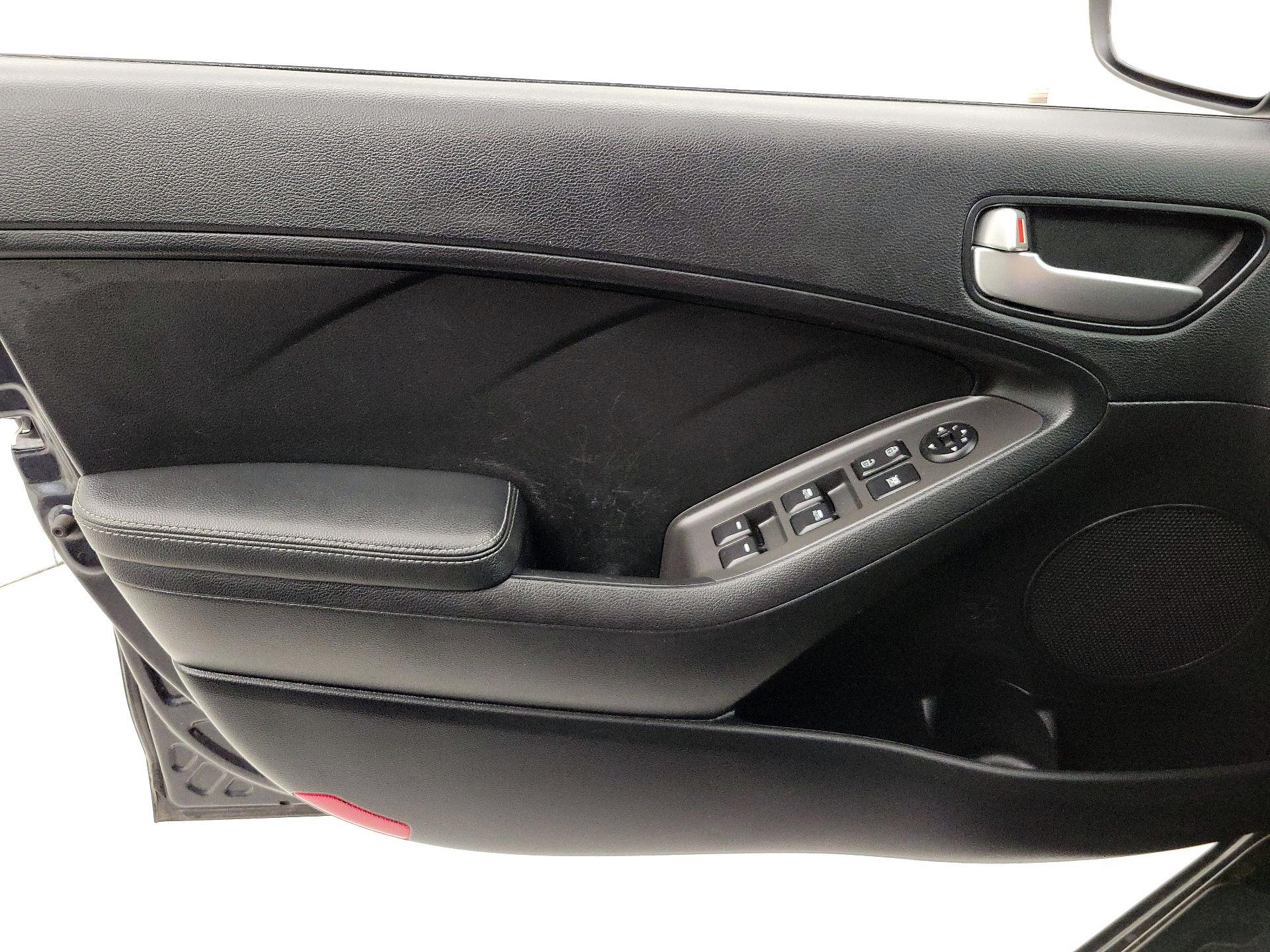 Thumbnail: 2017 Kia Forte - 12
