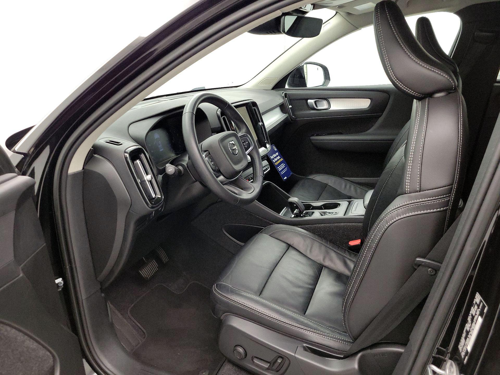 Thumbnail: 2022 Volvo XC40 - 11