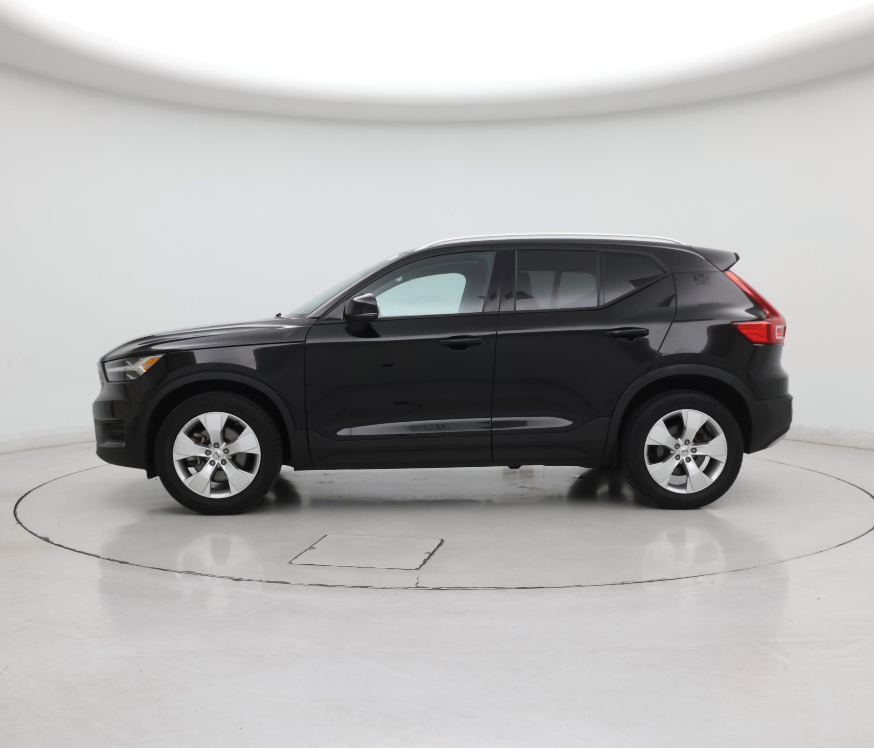 Thumbnail: 2022 Volvo XC40 - 3