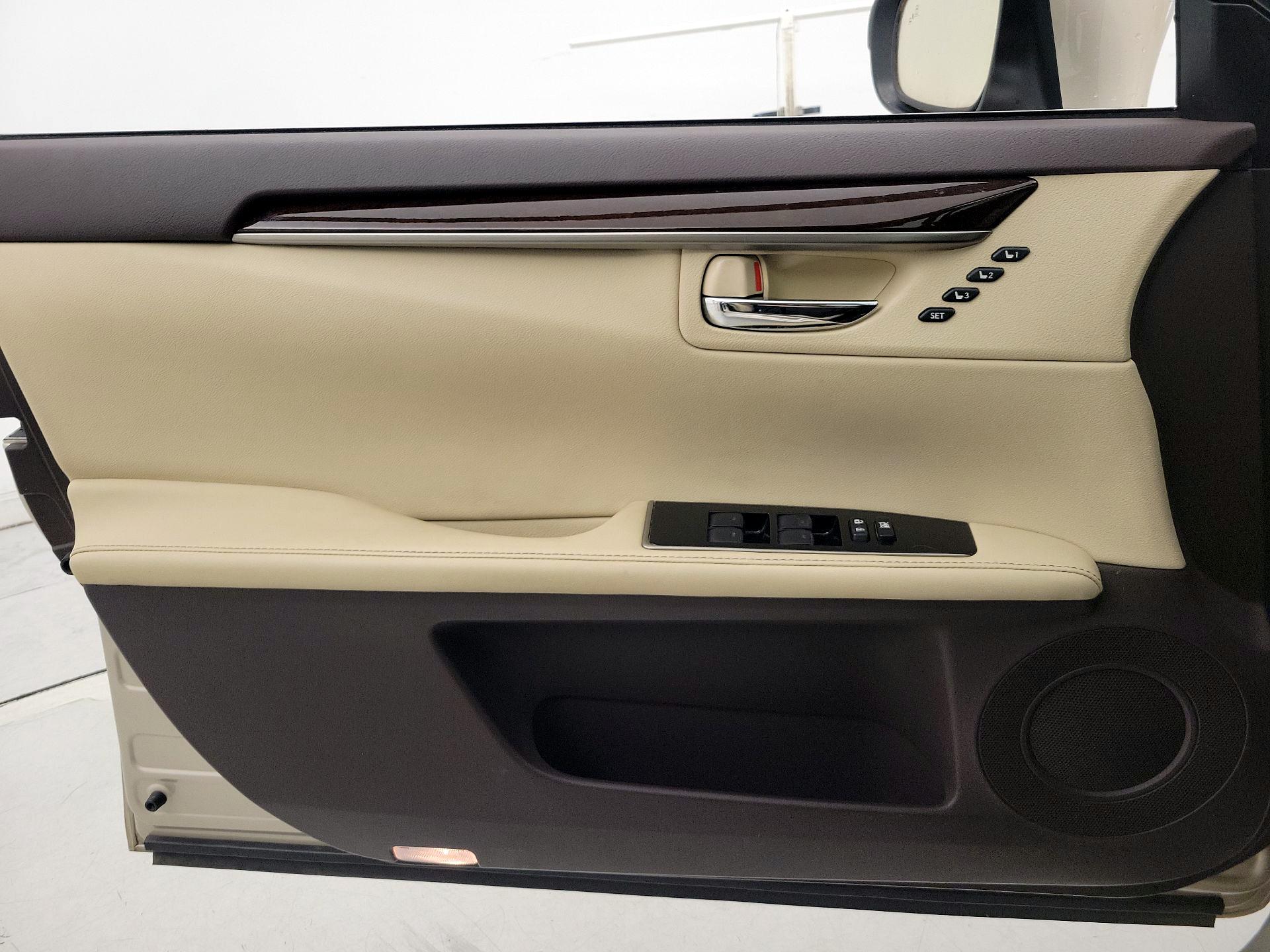 Thumbnail: 2016 Lexus ES - 12