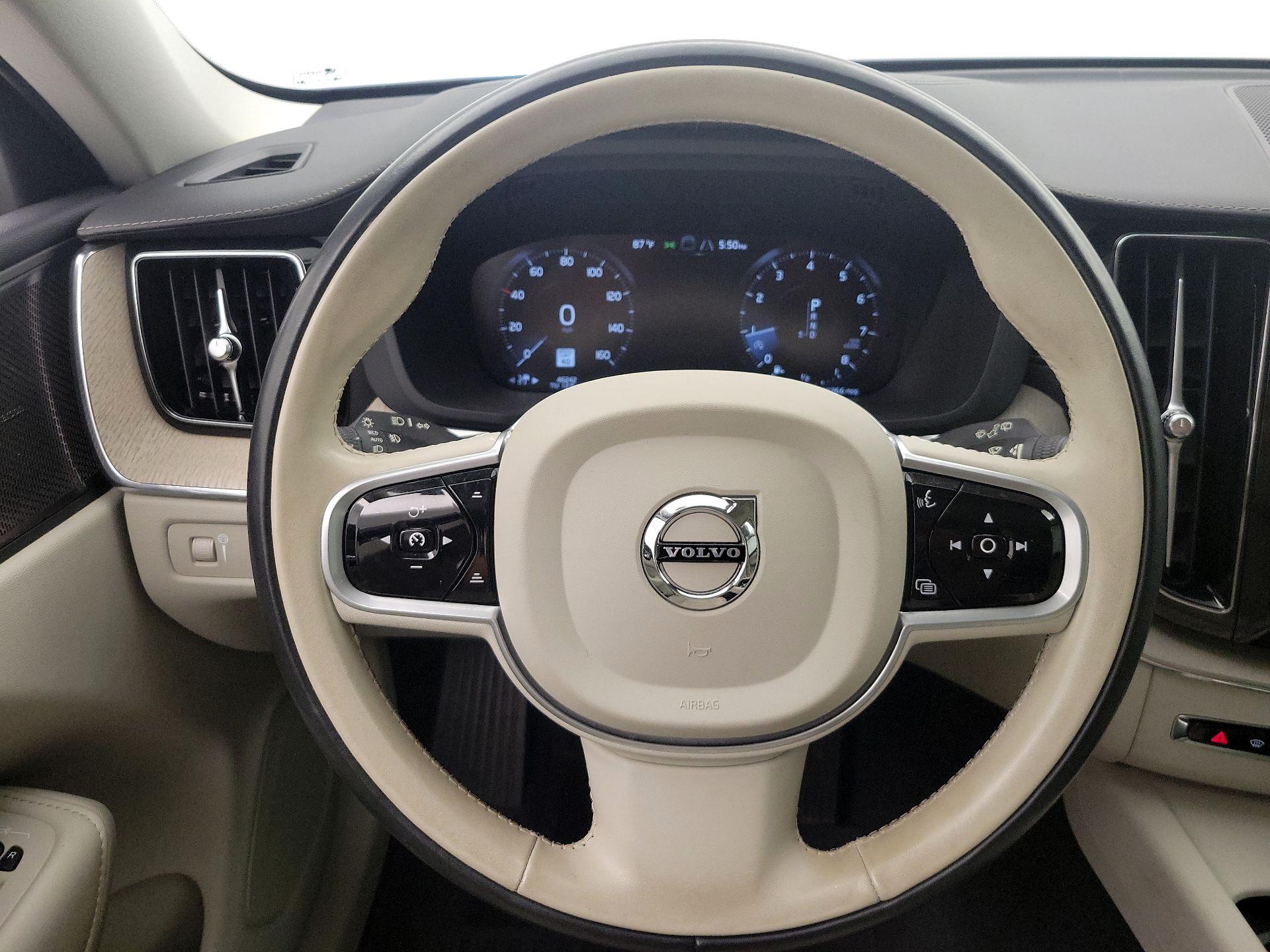 Thumbnail: 2021 Volvo XC60 - 10