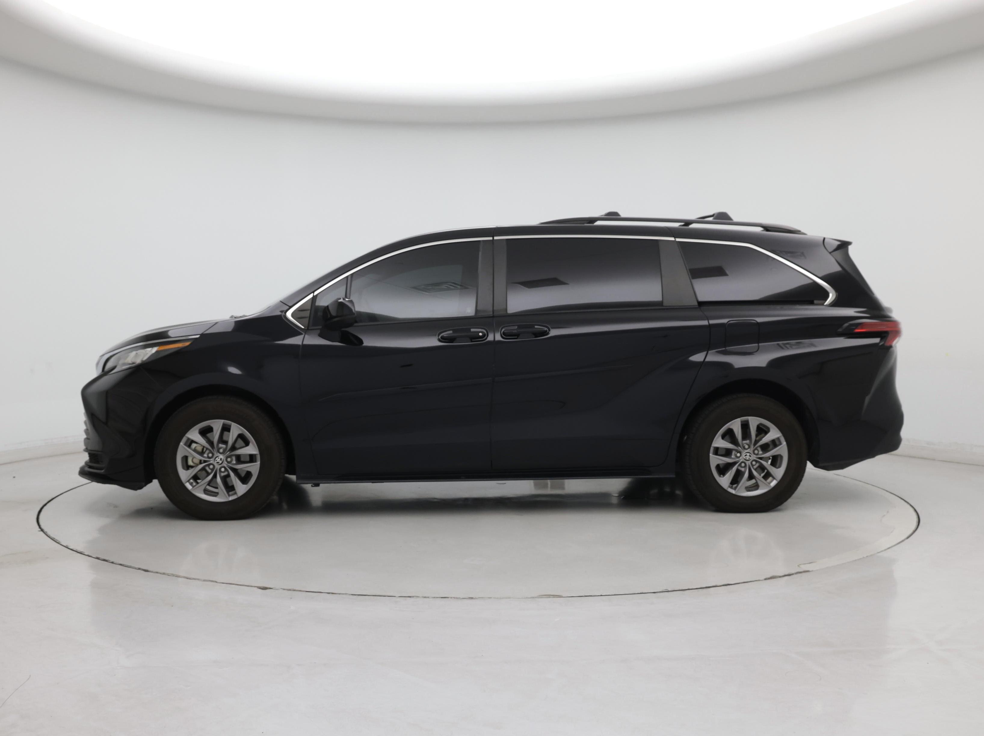 Thumbnail: 2022 Toyota Sienna - 3