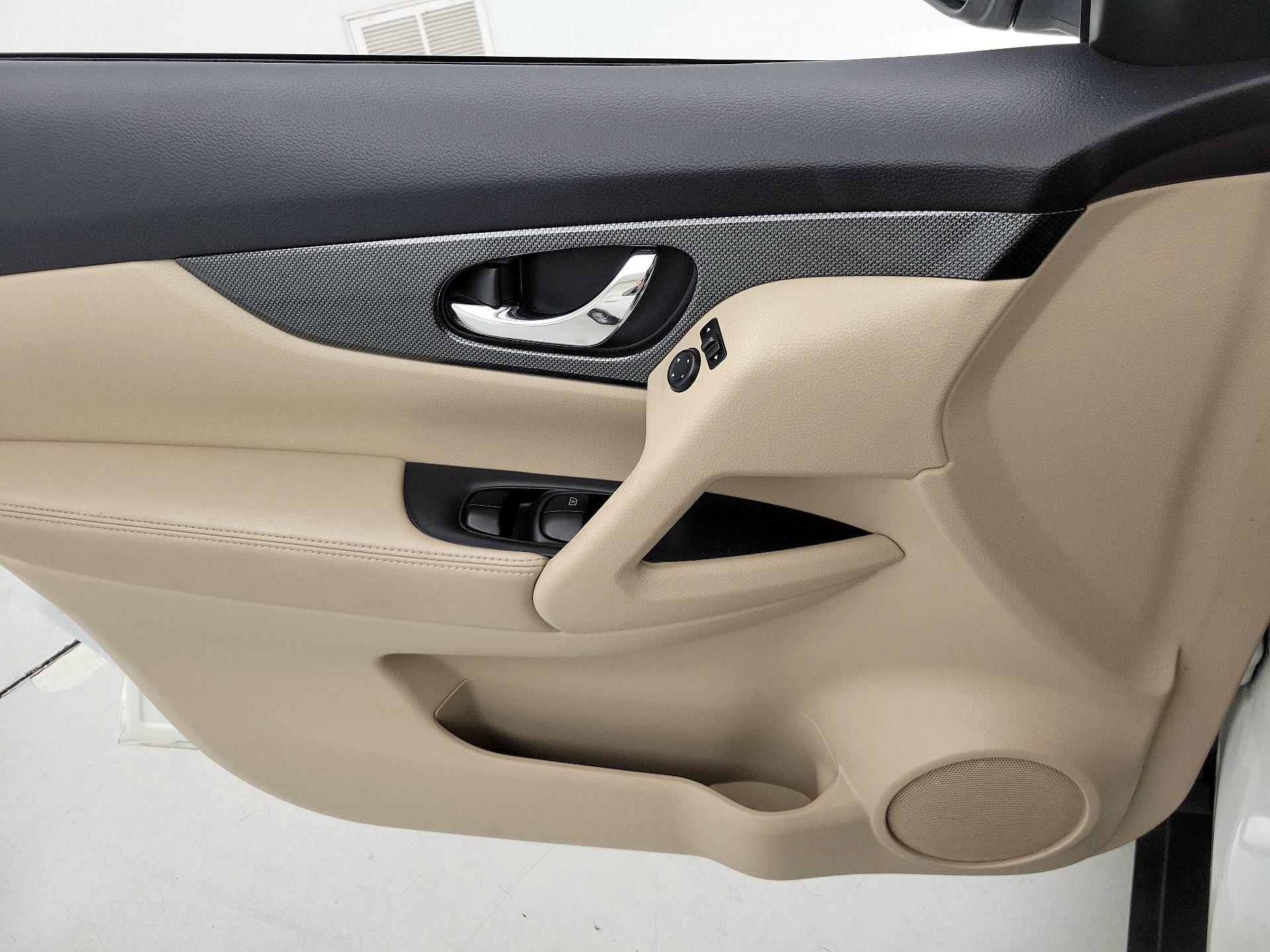 Thumbnail: 2015 Nissan Rogue - 12