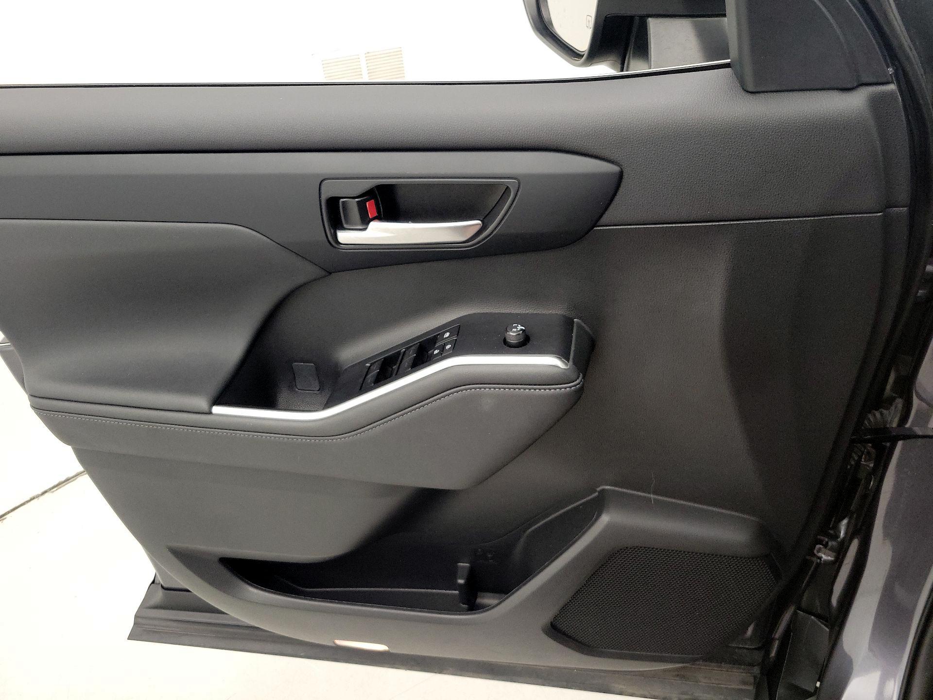 Thumbnail: 2023 Toyota Highlander - 12