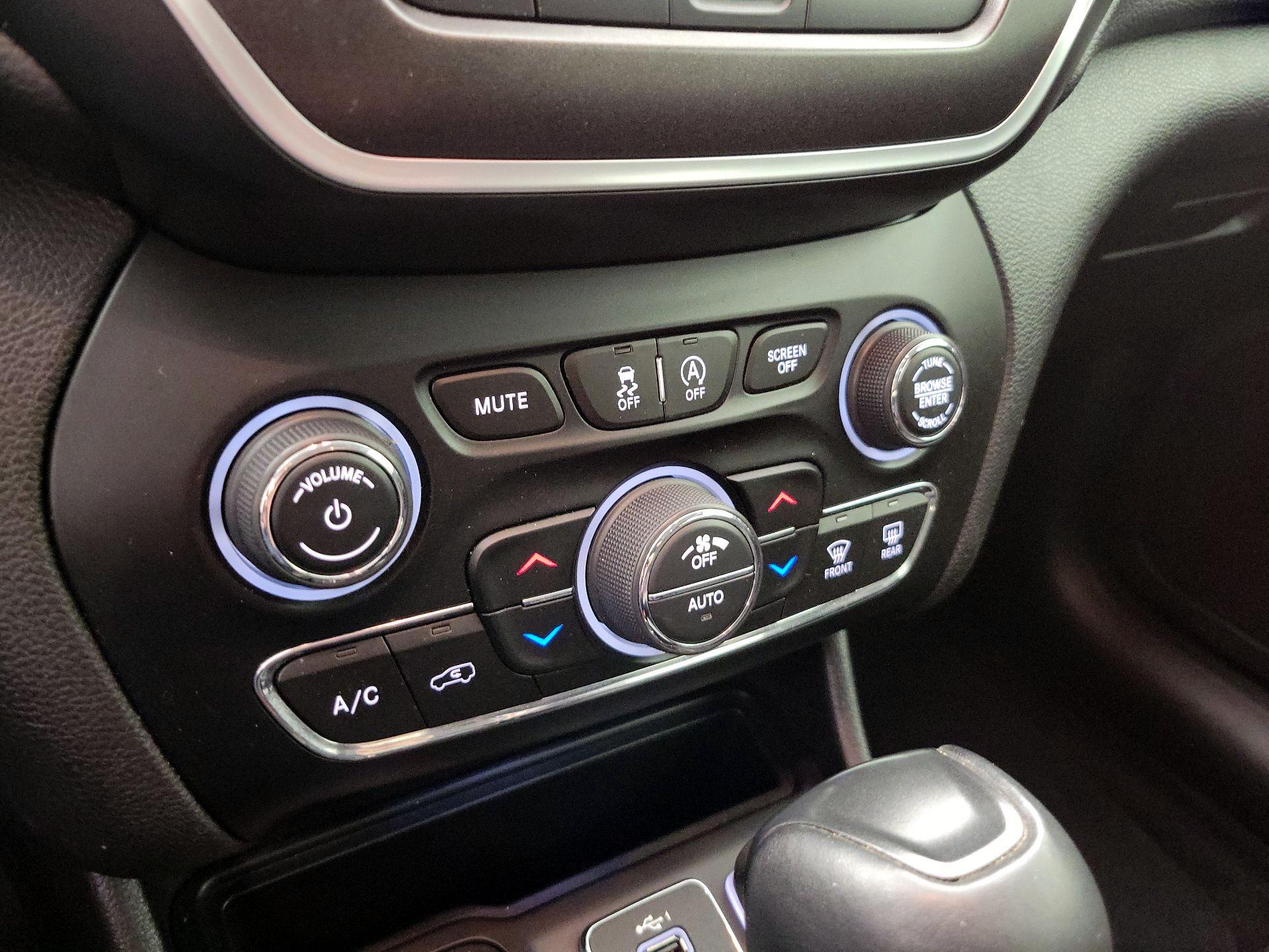 Thumbnail: 2020 Jeep Cherokee - 16