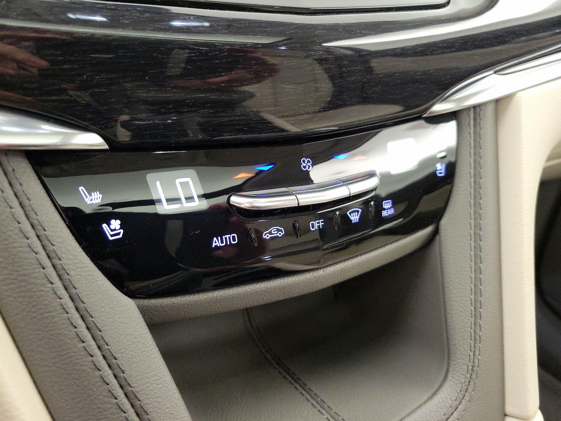 Thumbnail: 2023 Cadillac XT6 - 17