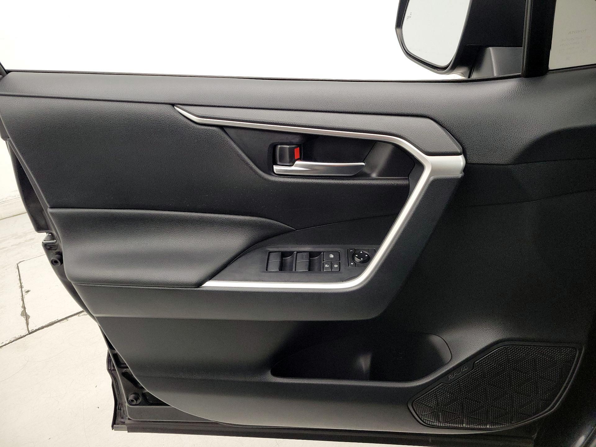 Thumbnail: 2019 Toyota RAV4 - 12