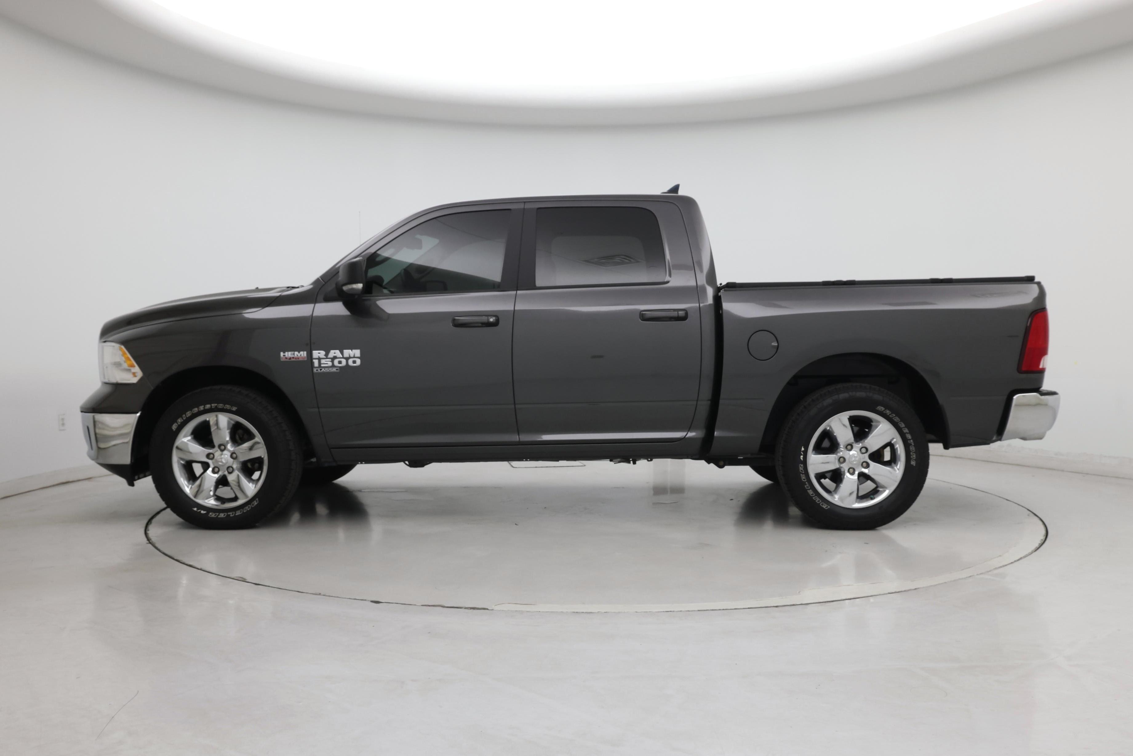 Thumbnail: 2019 RAM 1500 Classic - 3