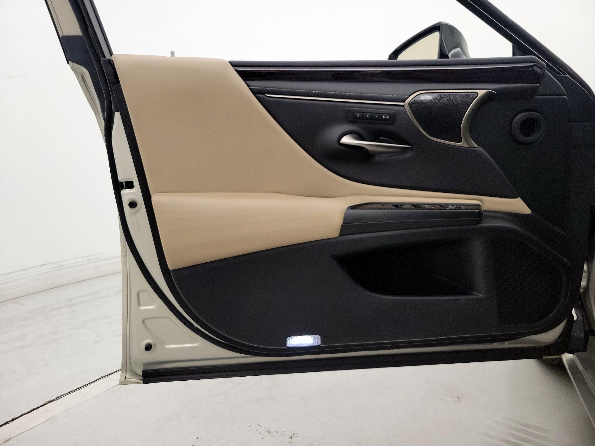 Thumbnail: 2020 Lexus ES - 12