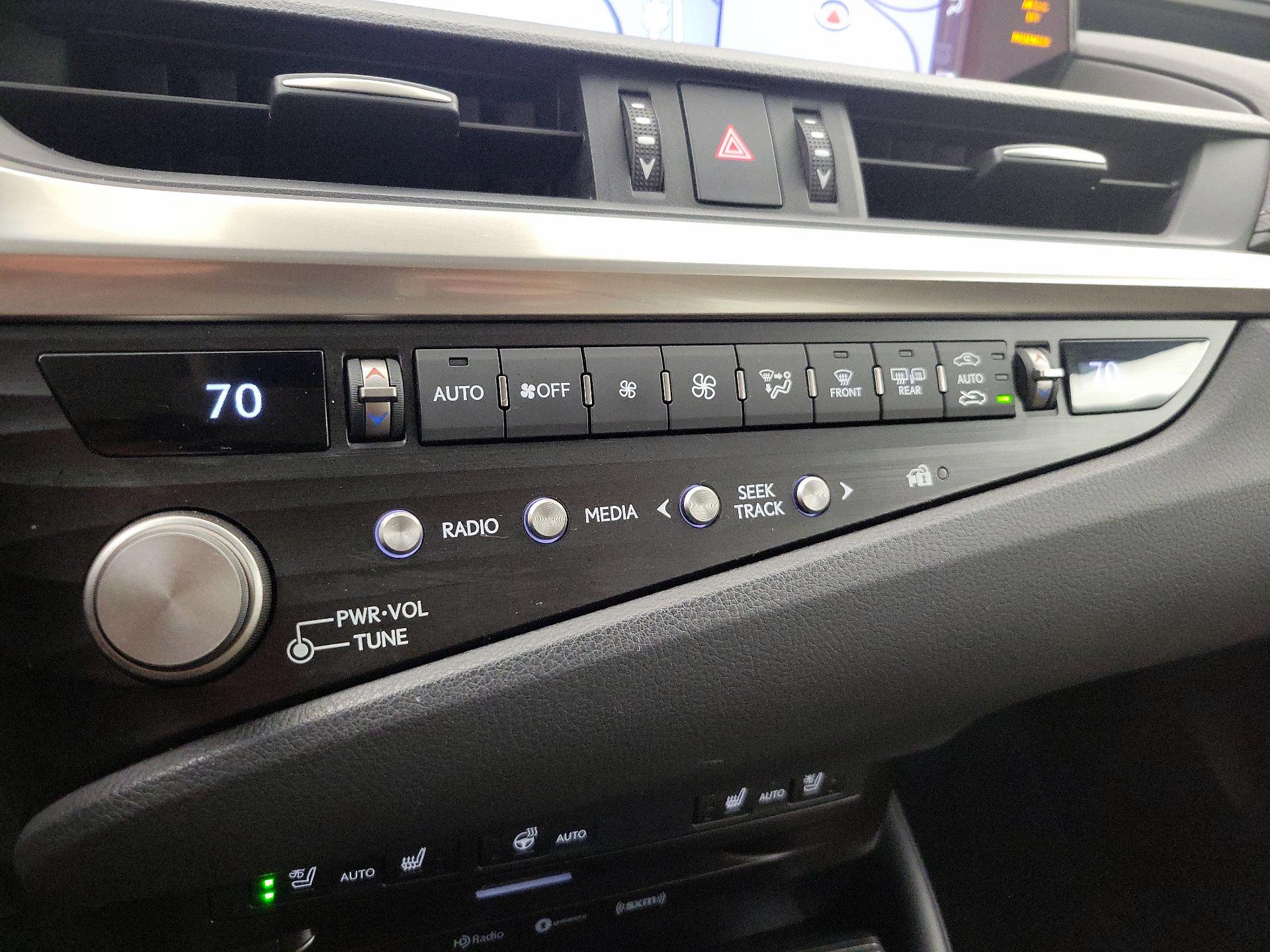 Thumbnail: 2021 Lexus ES - 17