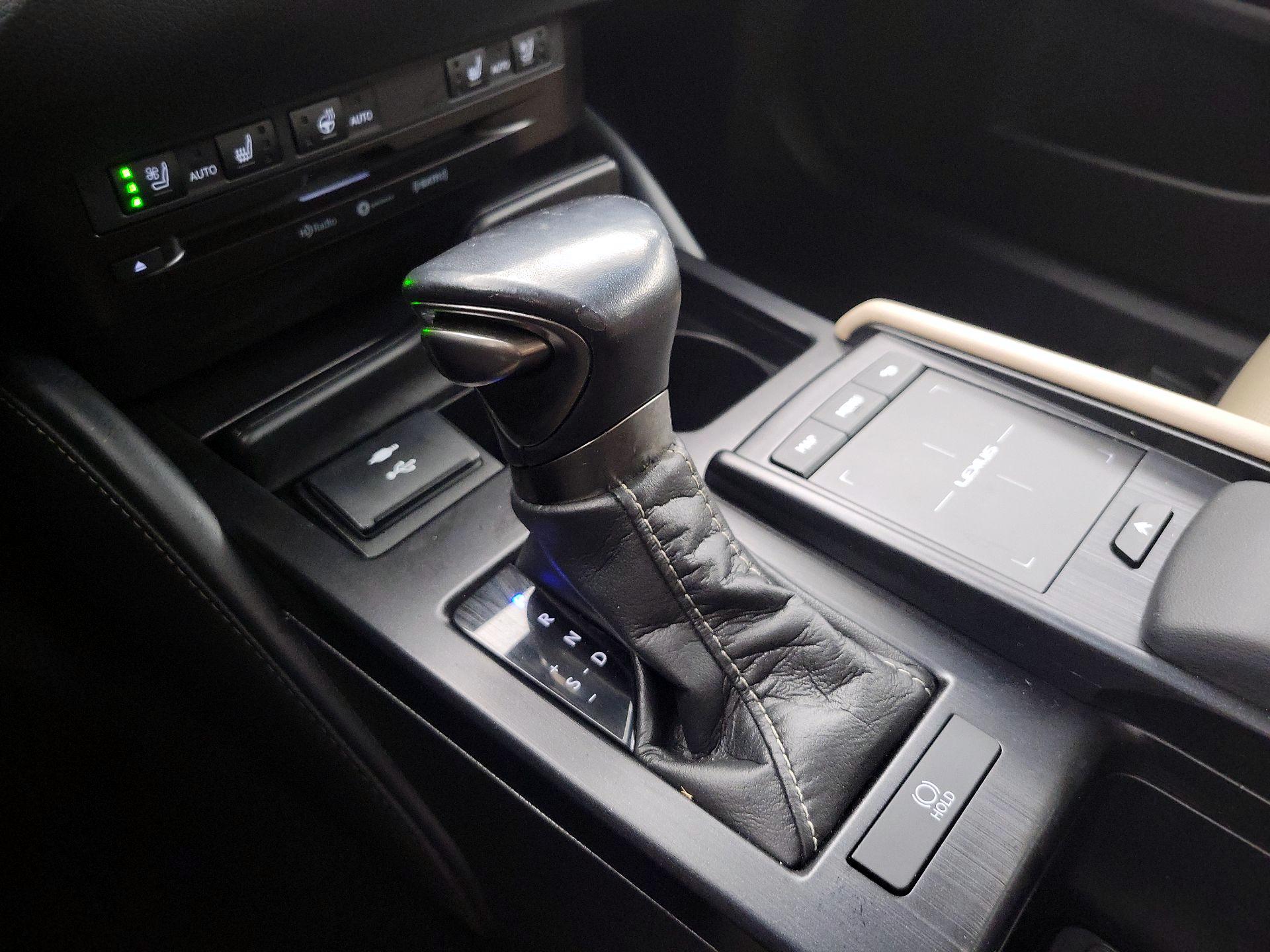 Thumbnail: 2021 Lexus ES - 18