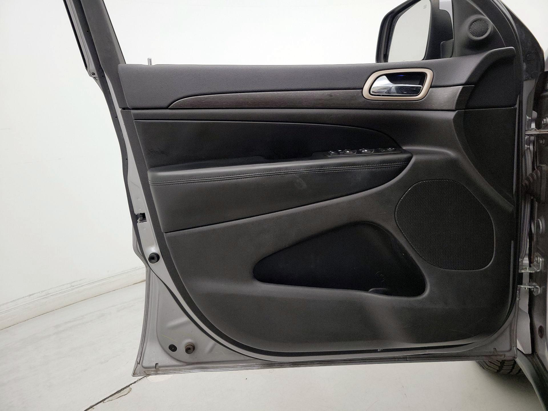 Thumbnail: 2015 Jeep Grand Cherokee - 12