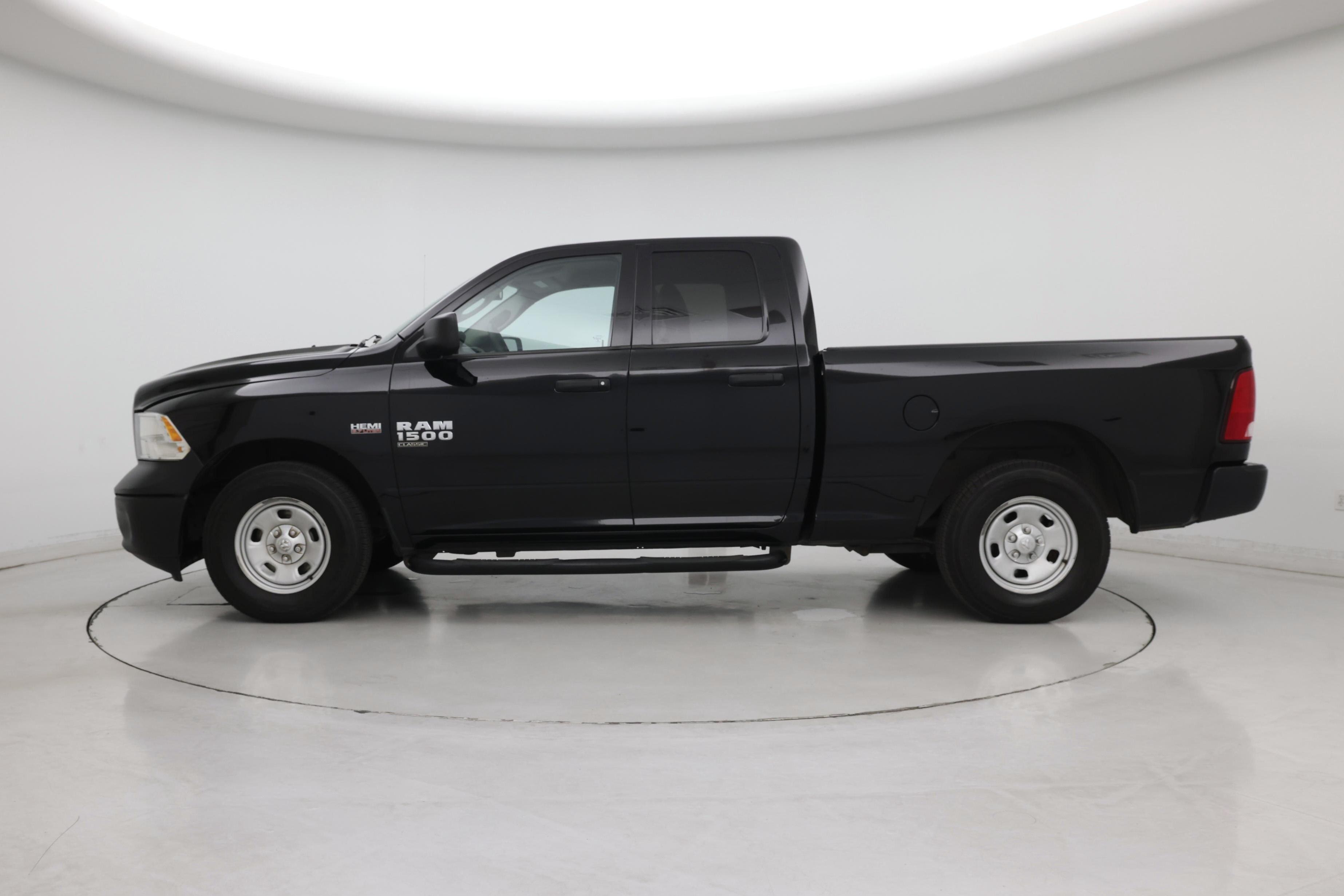Thumbnail: 2019 RAM 1500 Classic - 3