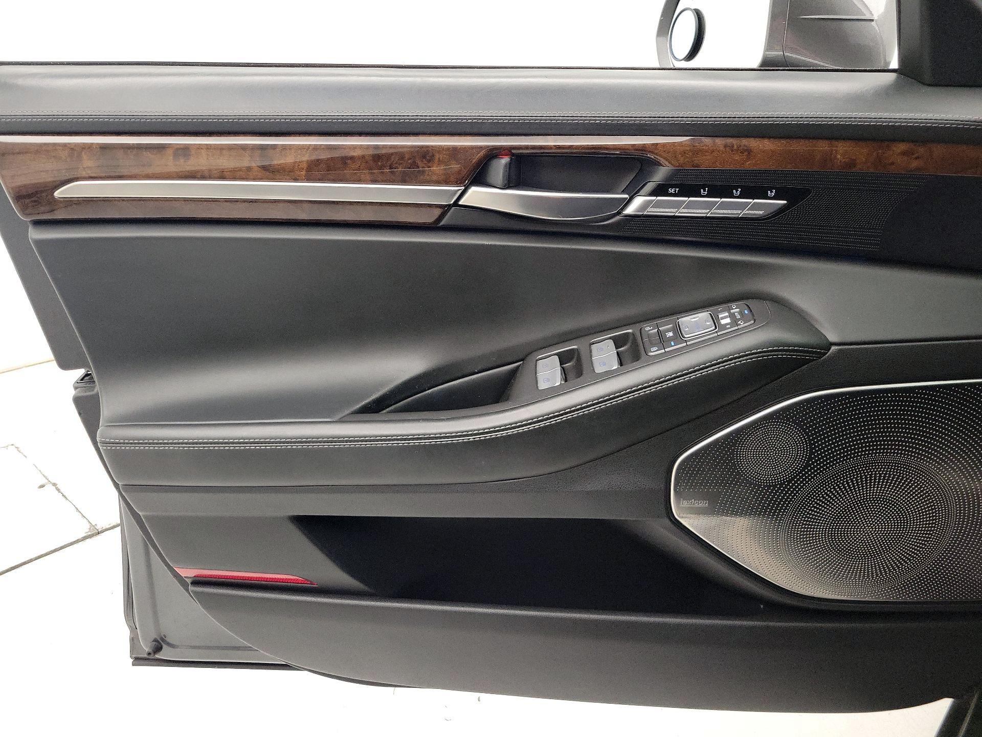 Thumbnail: 2017 Genesis G90 - 12