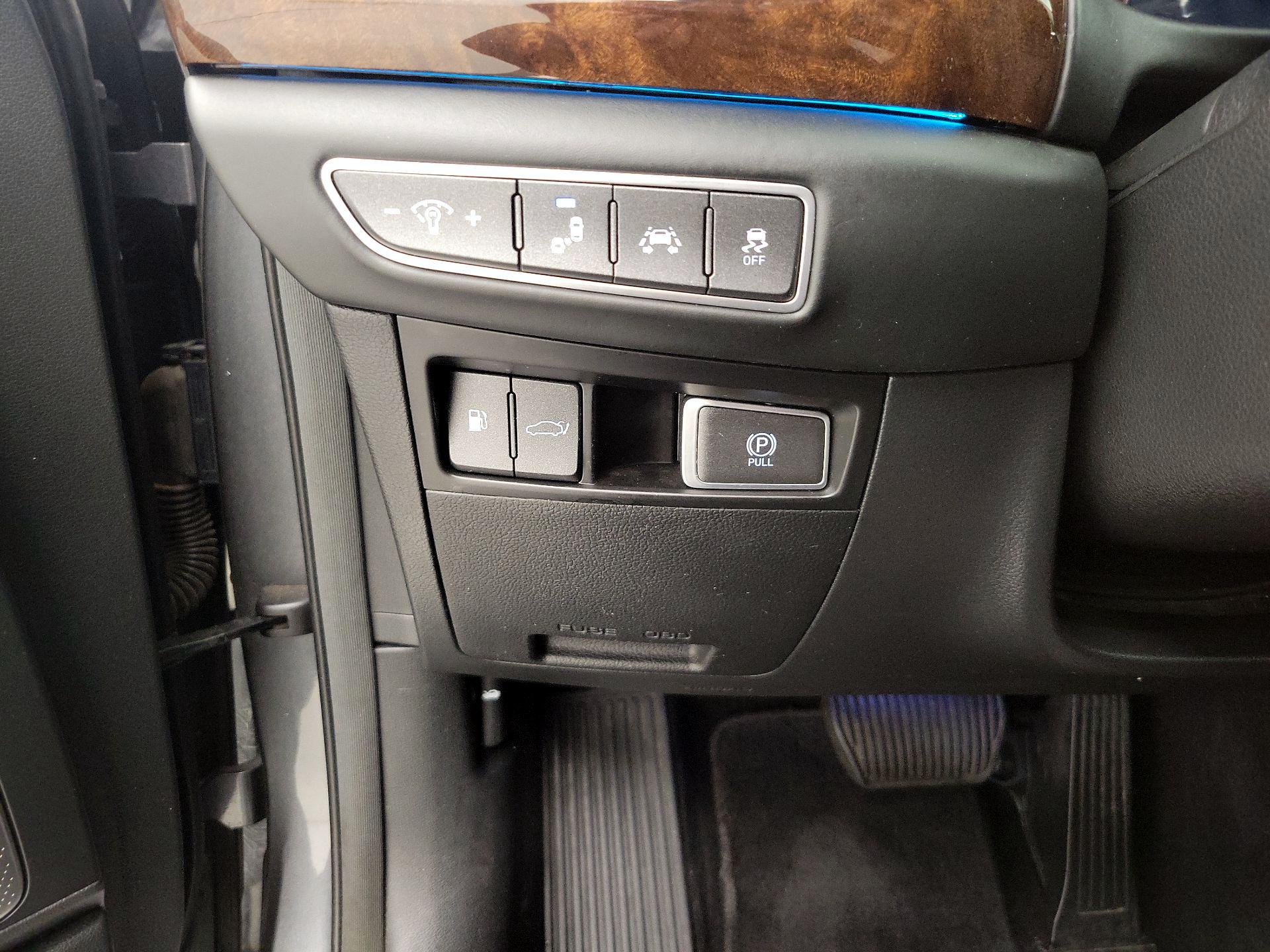 Thumbnail: 2017 Genesis G90 - 13