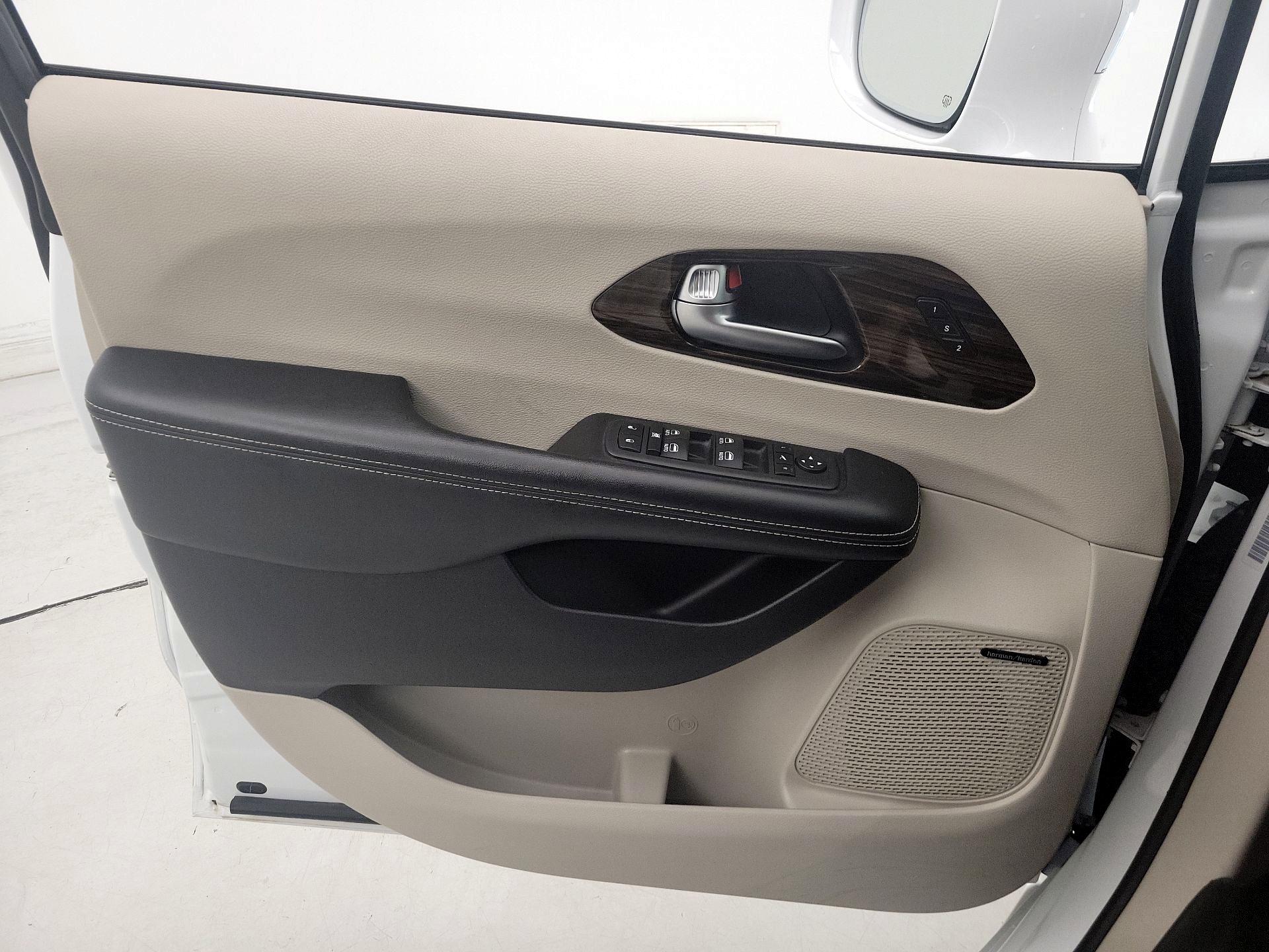 Thumbnail: 2022 Chrysler Pacifica - 12