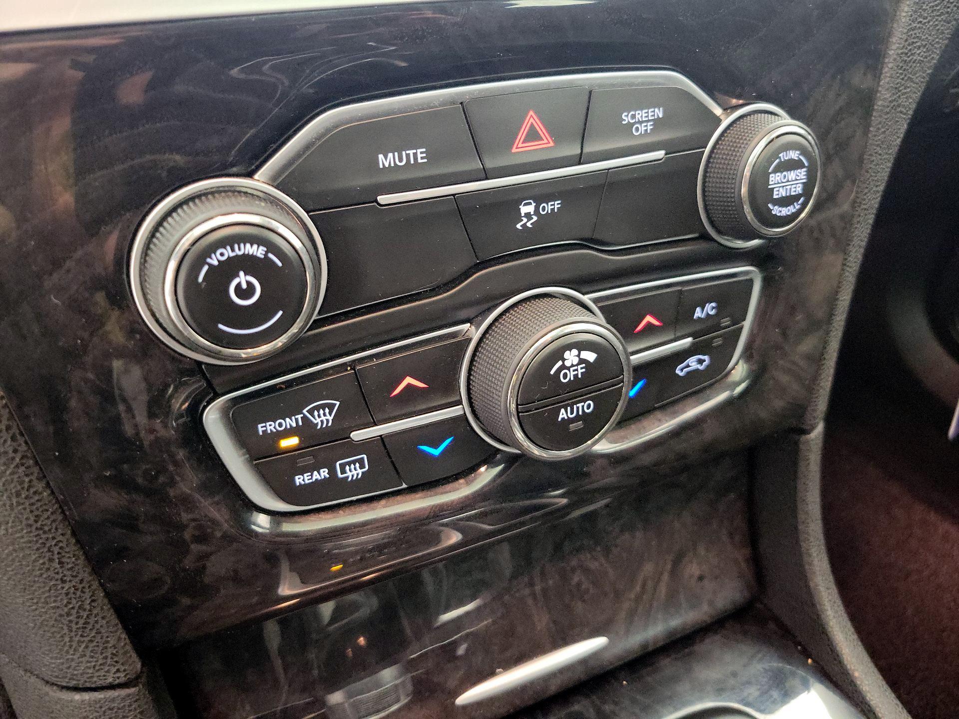 Thumbnail: 2019 Chrysler 300 - 17