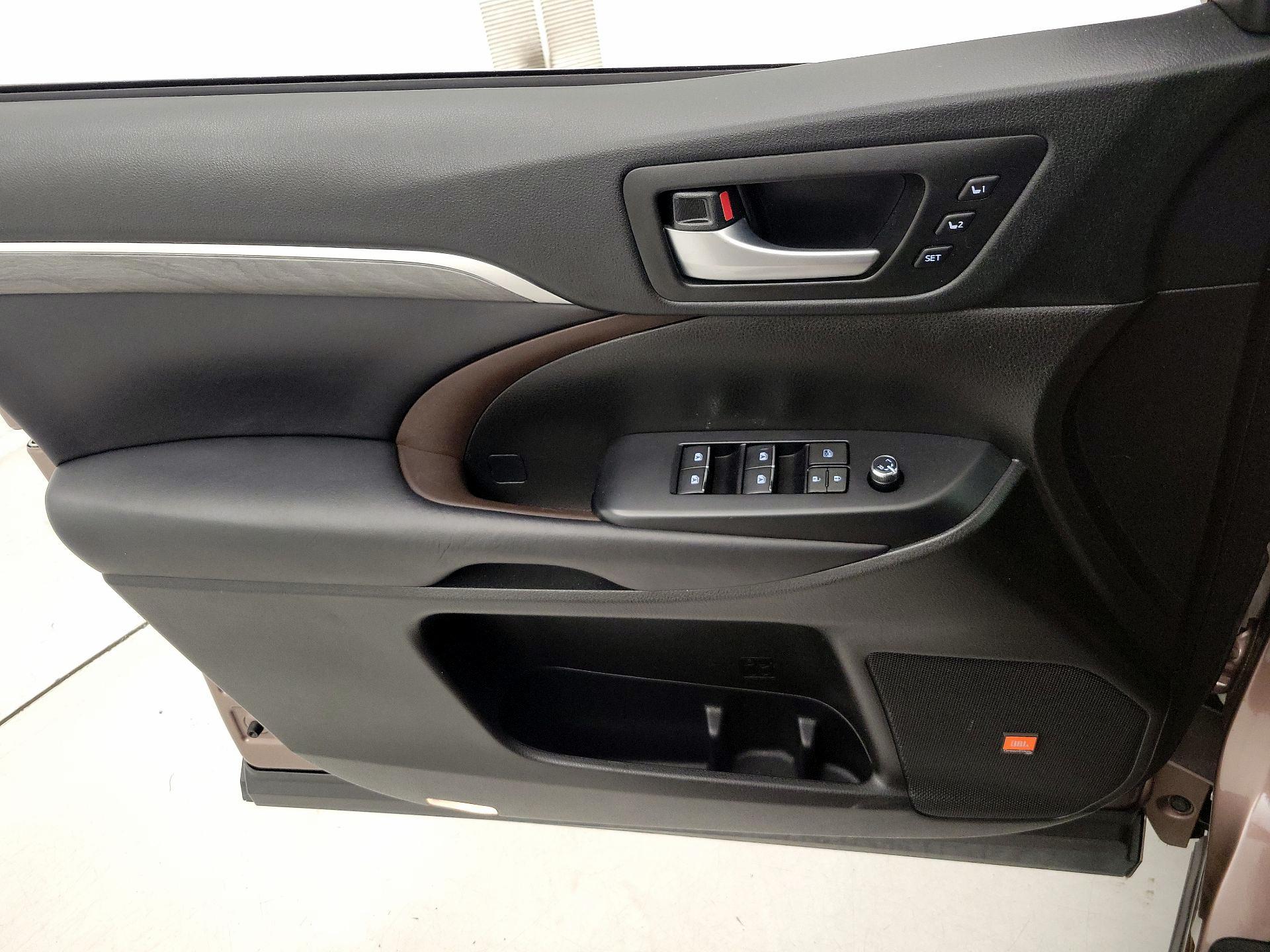 Thumbnail: 2018 Toyota Highlander - 12