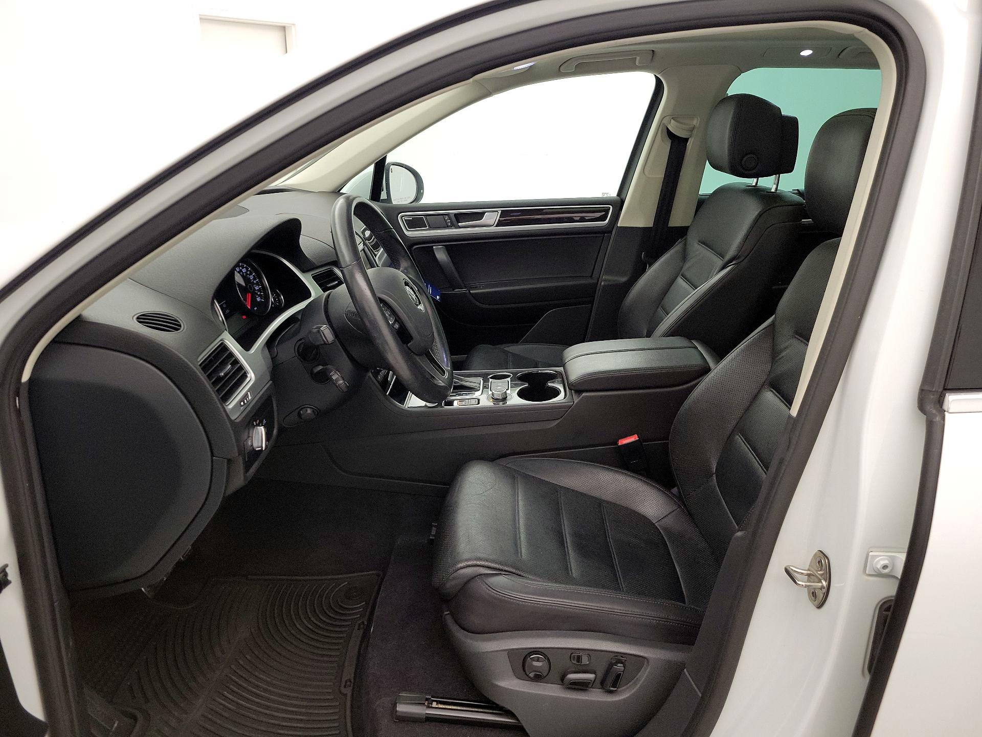 Thumbnail: 2017 Volkswagen Touareg - 11