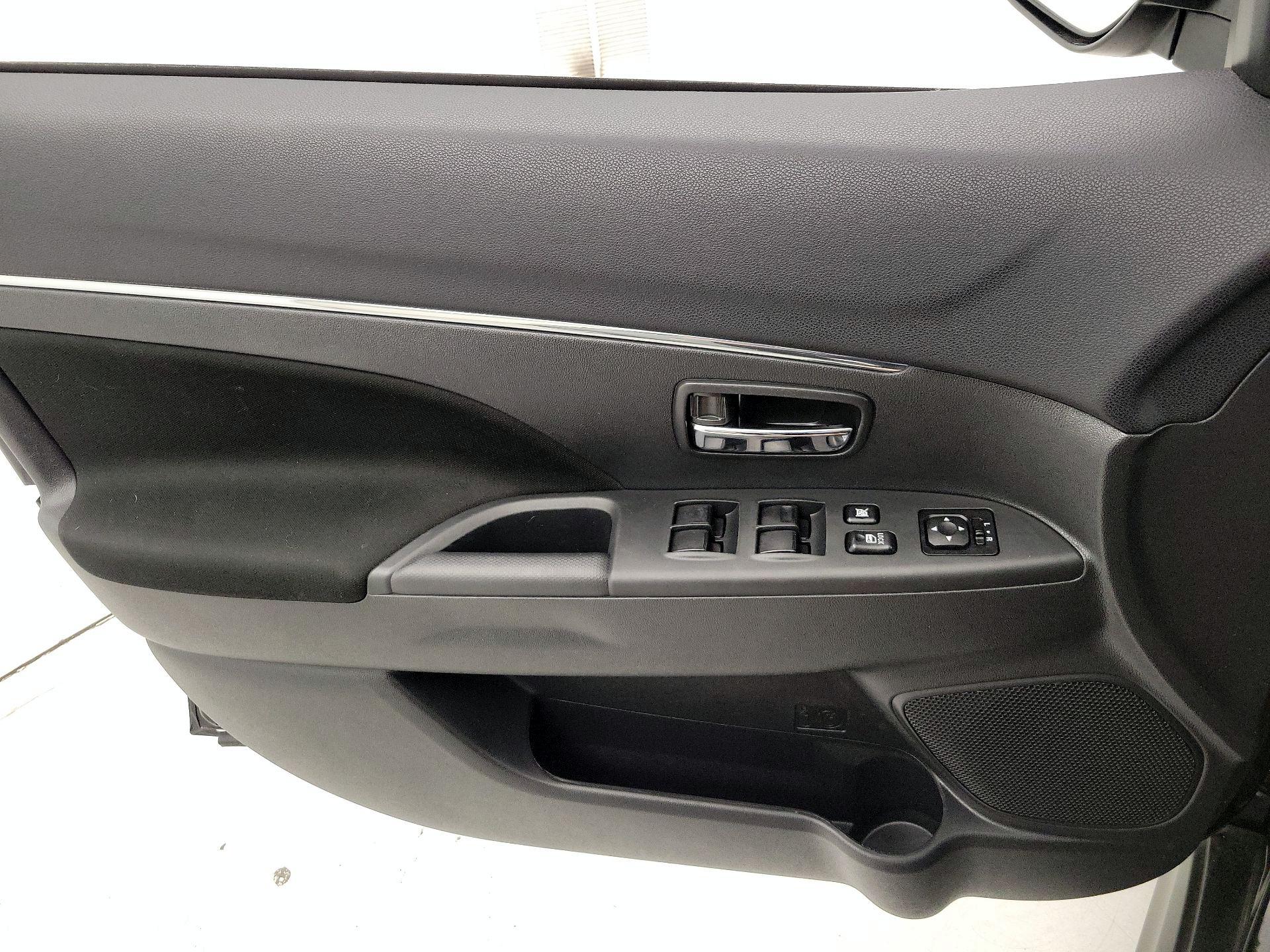 Thumbnail: 2023 Mitsubishi Outlander Sport - 12