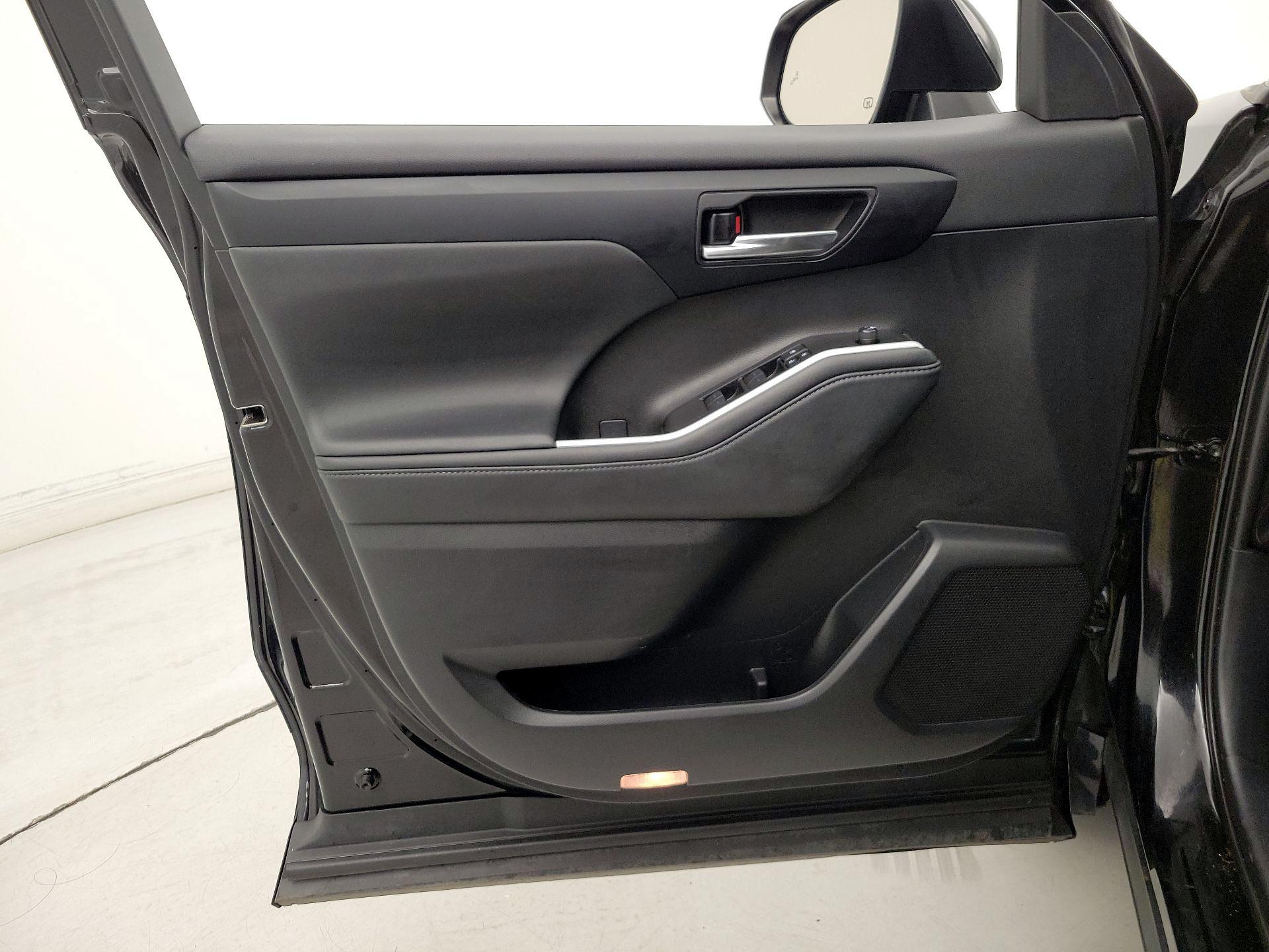 Thumbnail: 2021 Toyota Highlander - 12