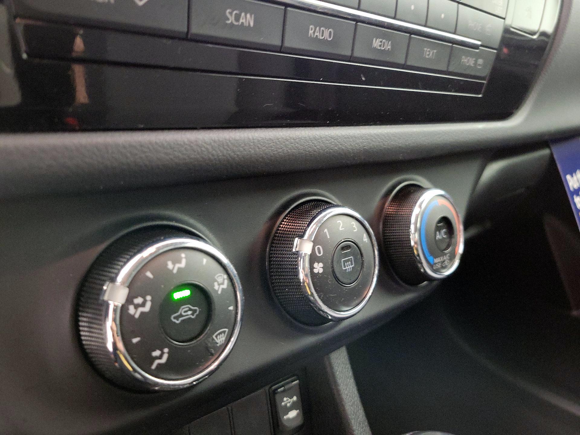 Thumbnail: 2015 Toyota Corolla - 15