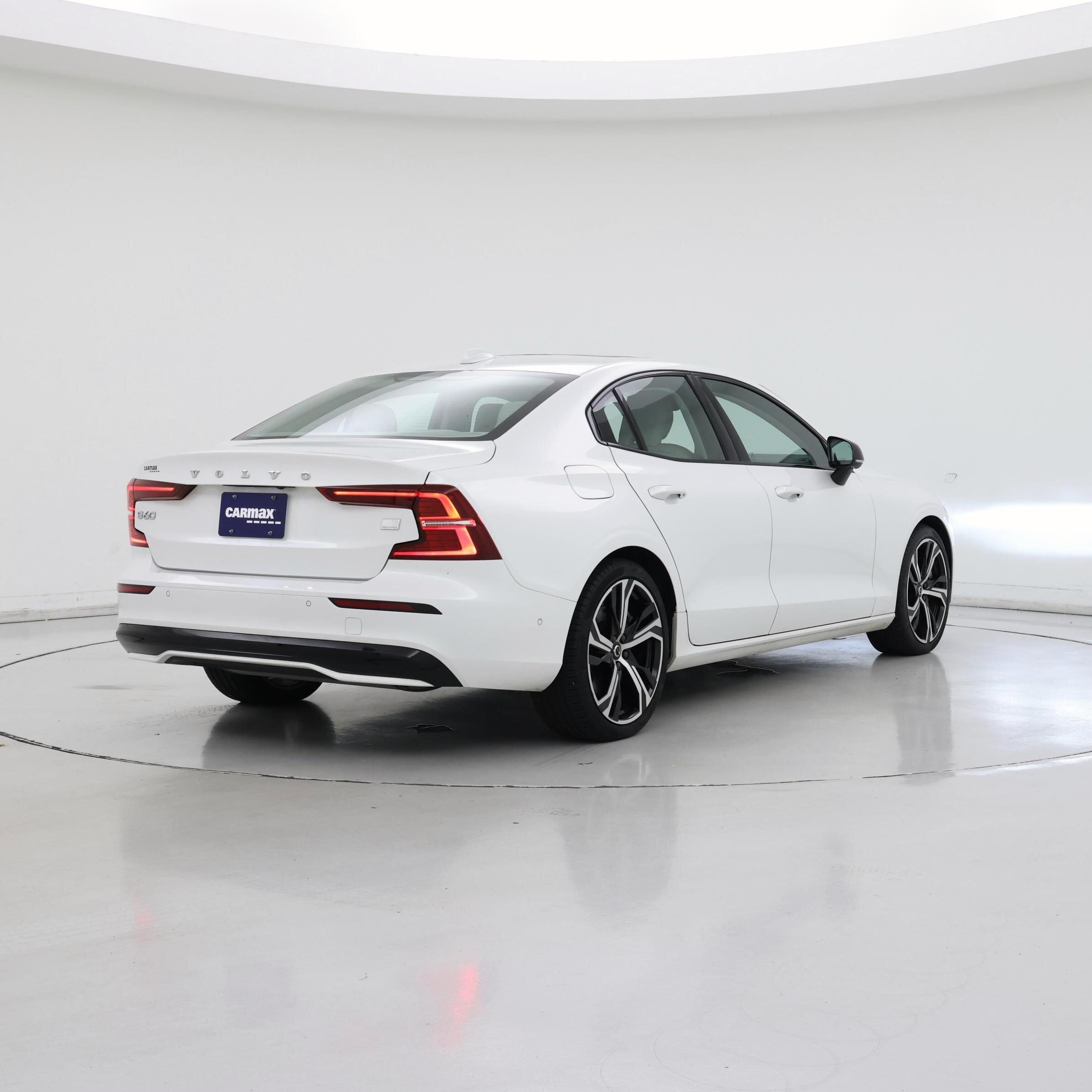 Thumbnail: 2023 Volvo S60 - 8