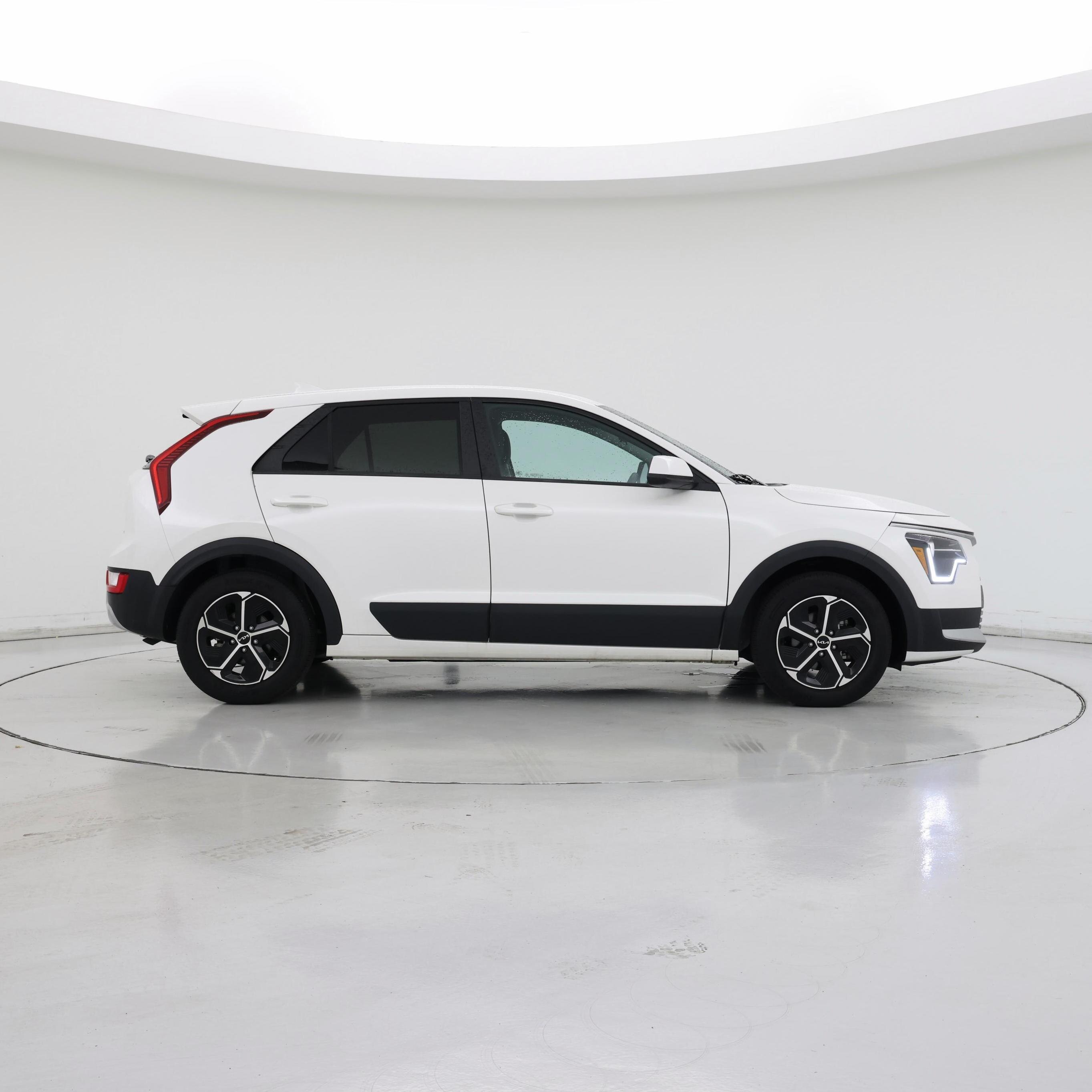 Thumbnail: 2023 Kia Niro - 7