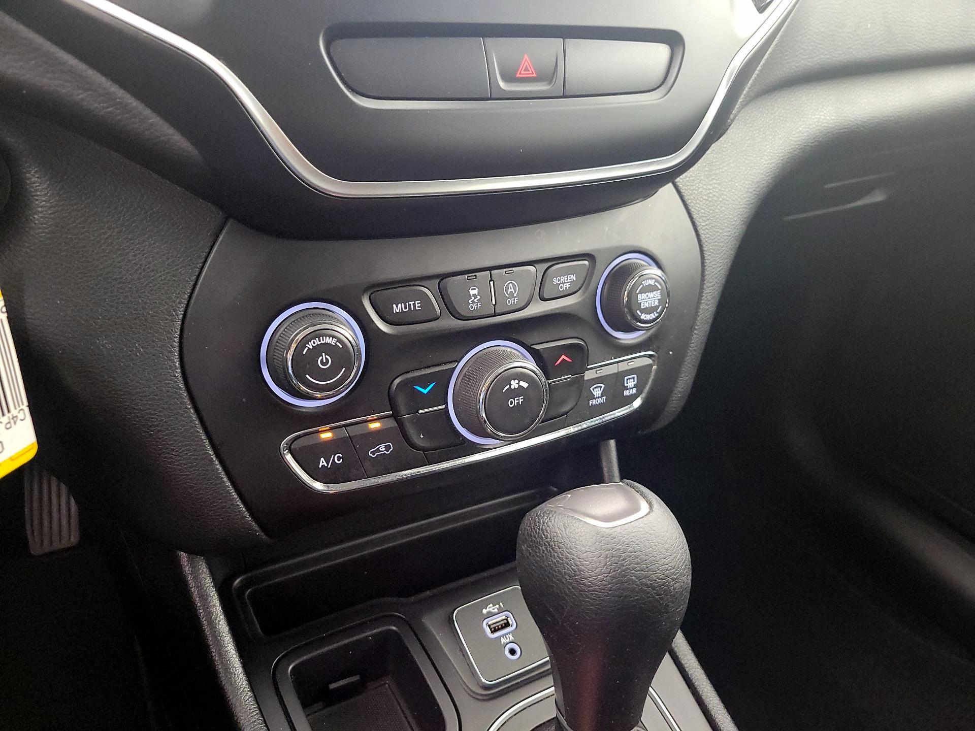 Thumbnail: 2019 Jeep Cherokee - 16