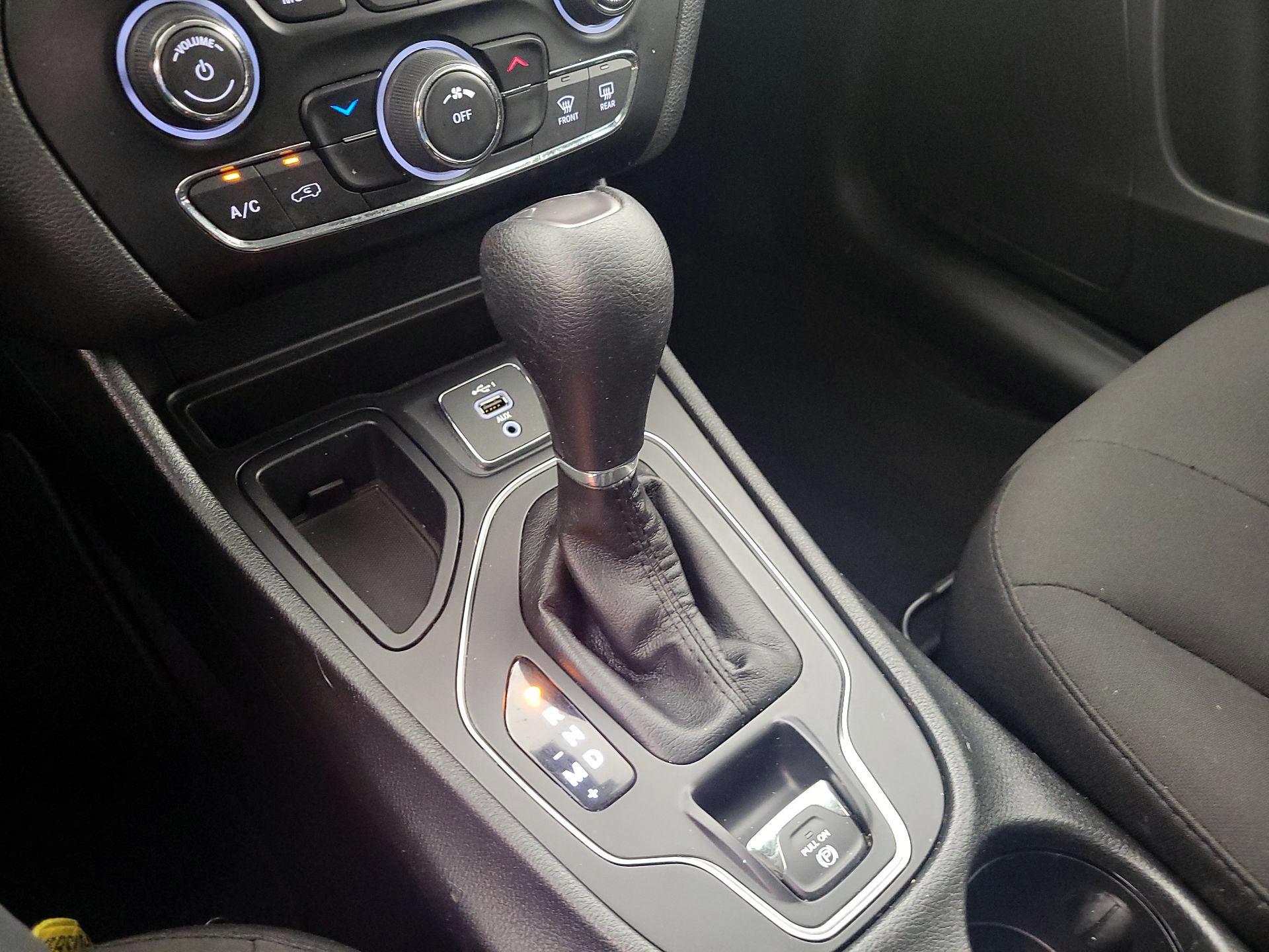 Thumbnail: 2019 Jeep Cherokee - 17