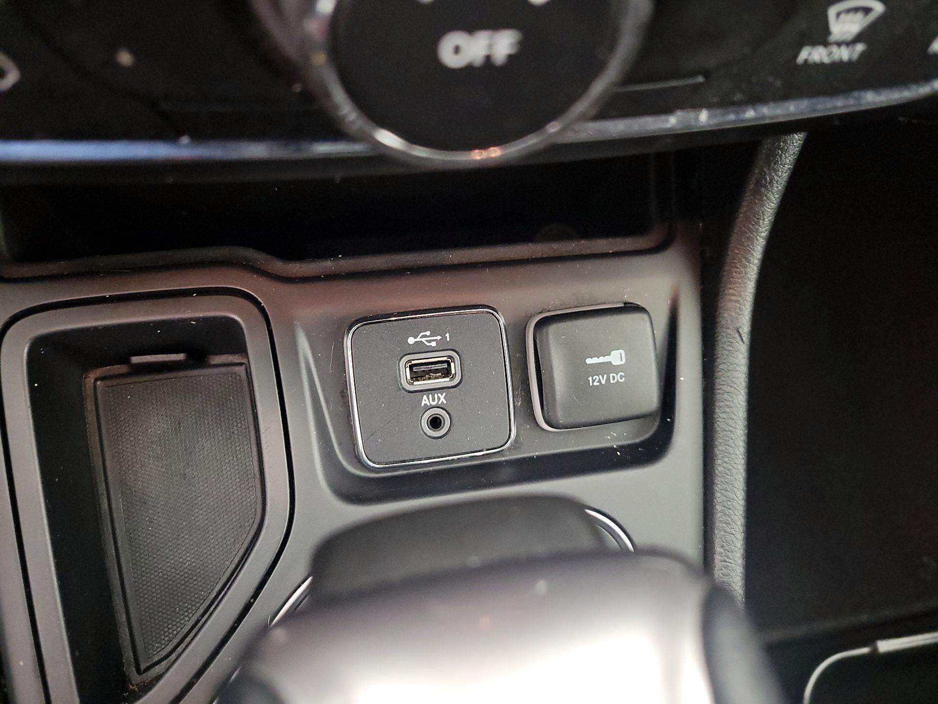 Thumbnail: 2019 Jeep Cherokee - 18