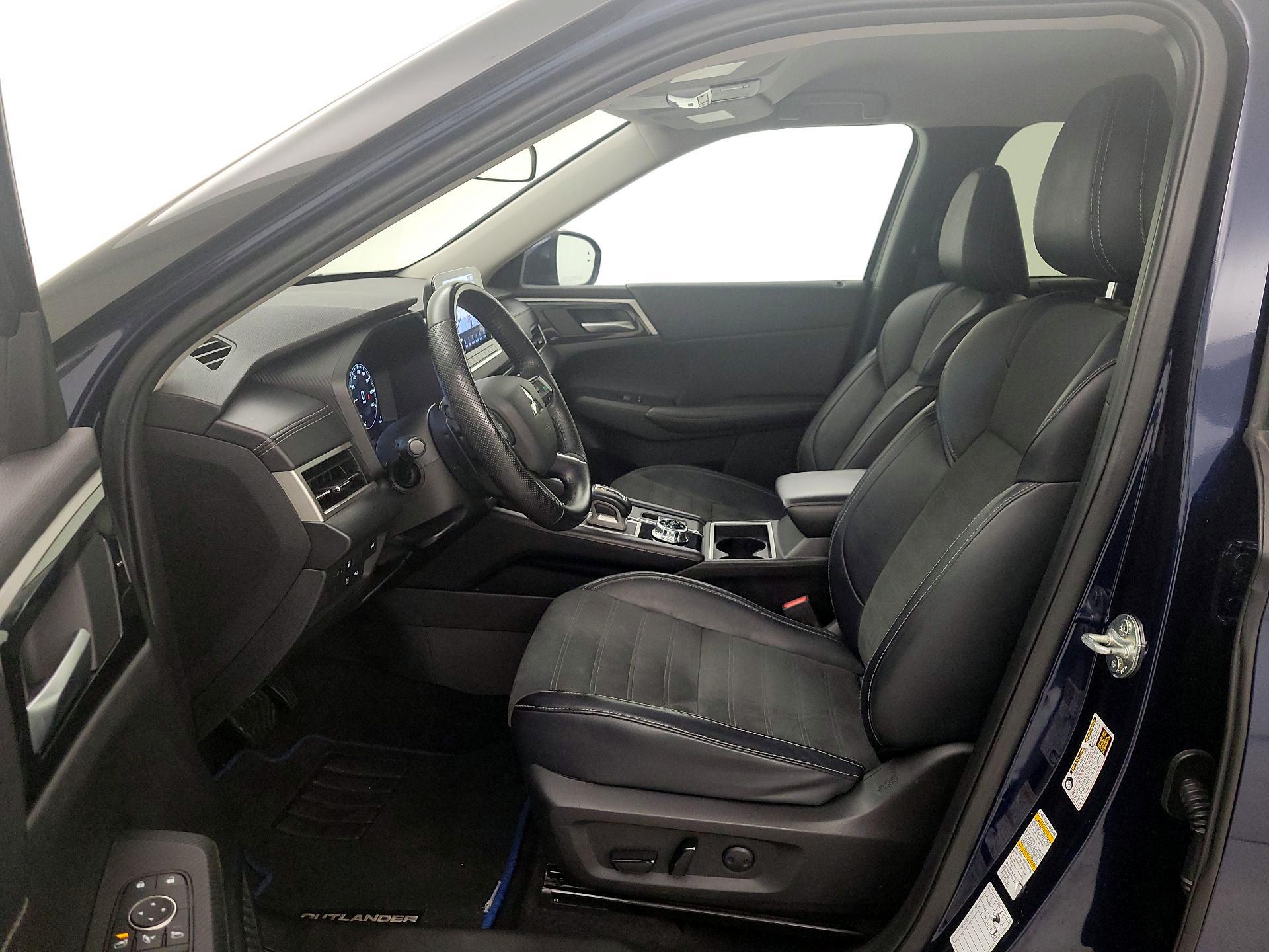 Thumbnail: 2023 Mitsubishi Outlander - 11