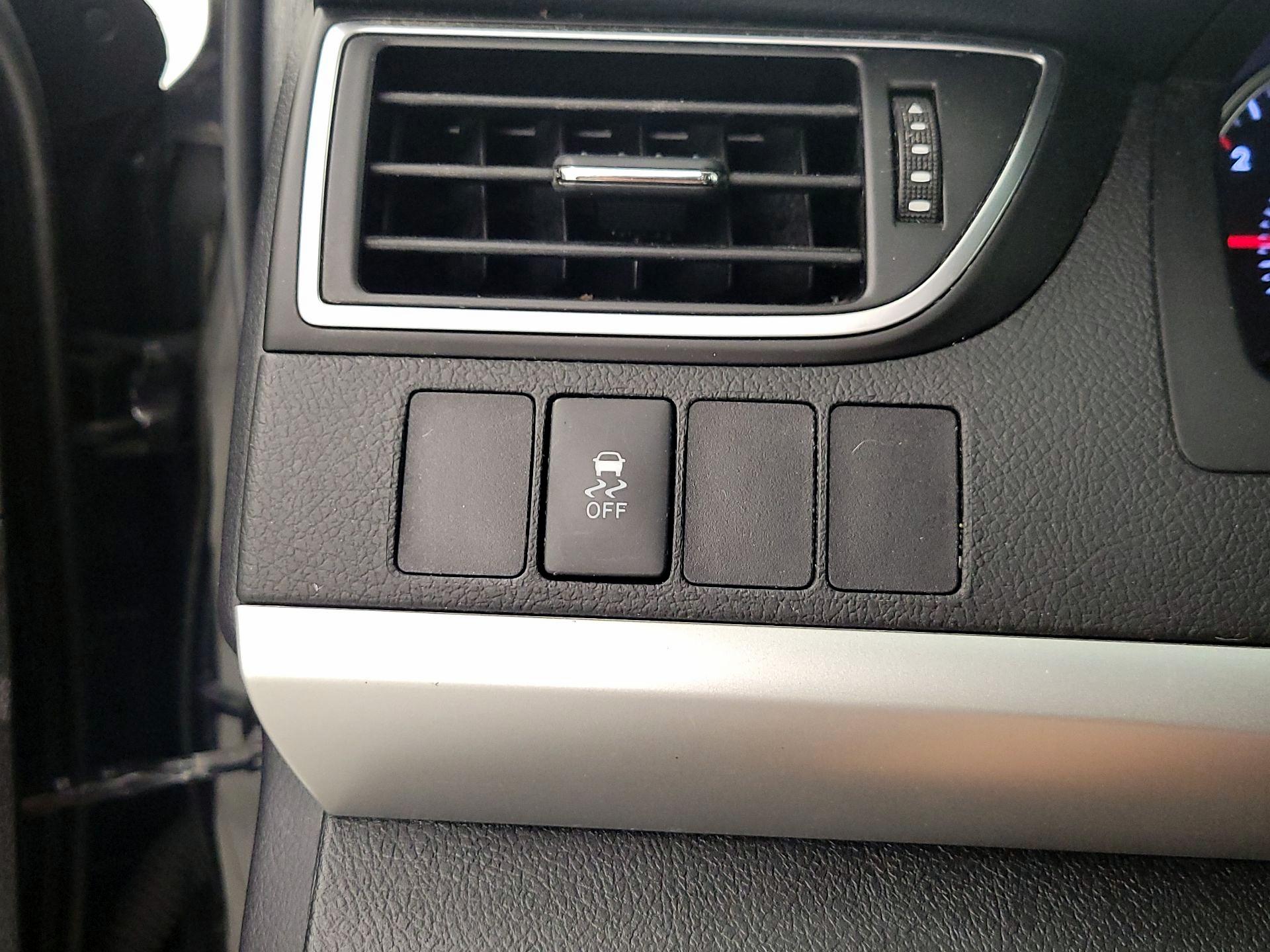 Thumbnail: 2015 Toyota Camry - 13