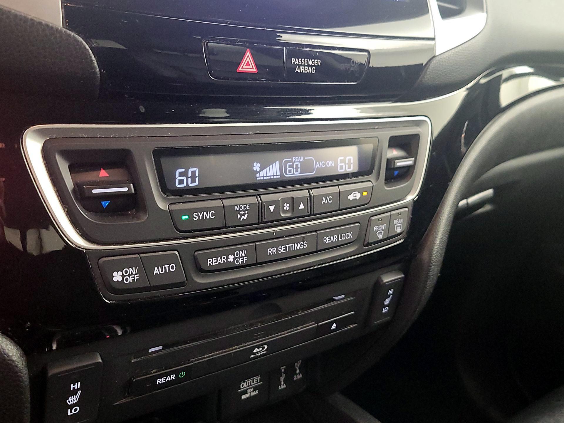 Thumbnail: 2017 Honda Pilot - 17