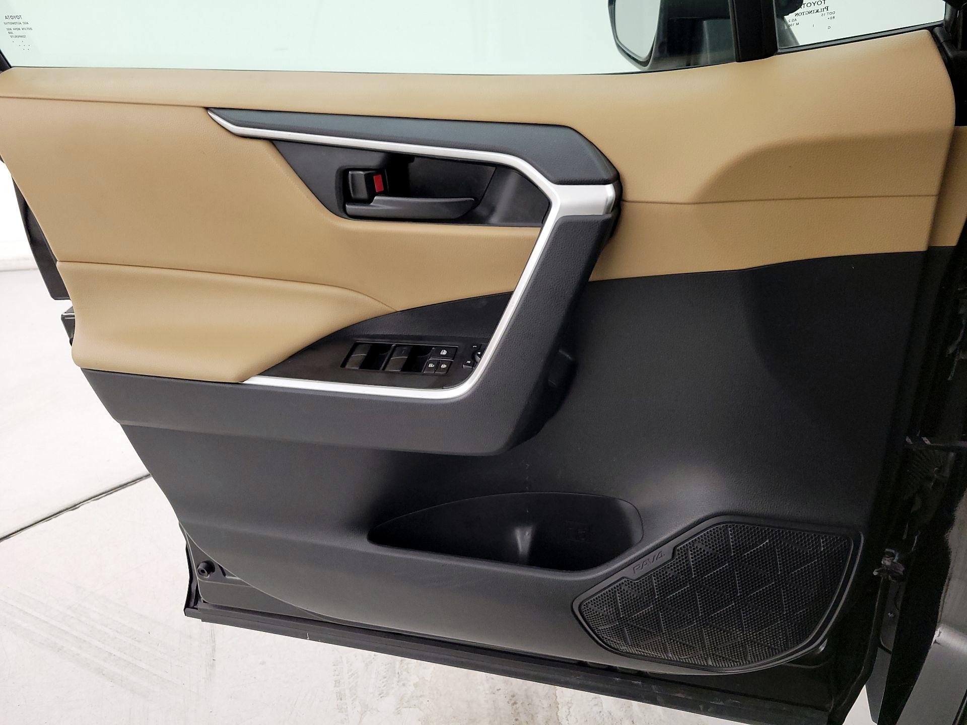 Thumbnail: 2020 Toyota RAV4 - 12