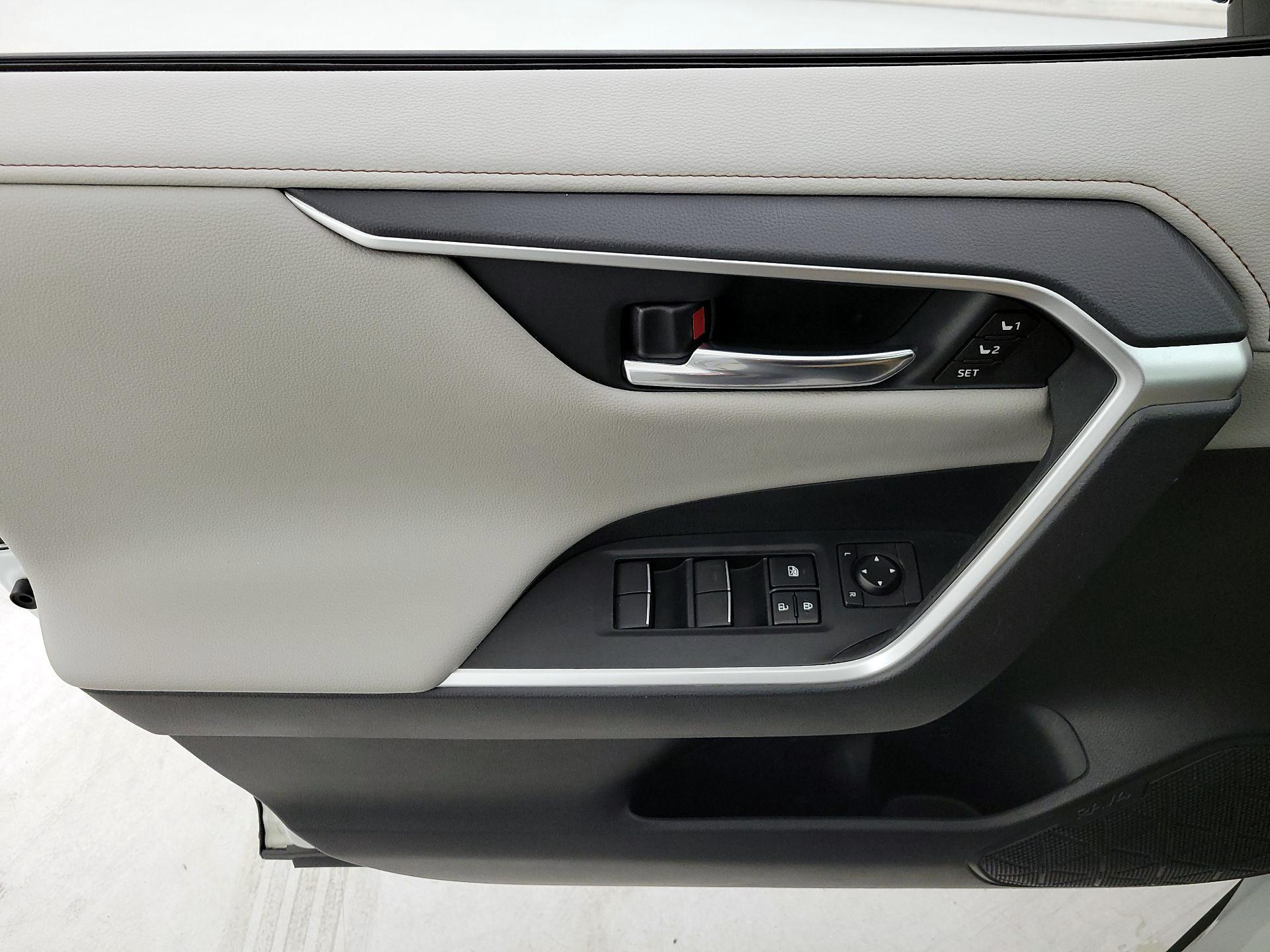 Thumbnail: 2020 Toyota RAV4 - 12