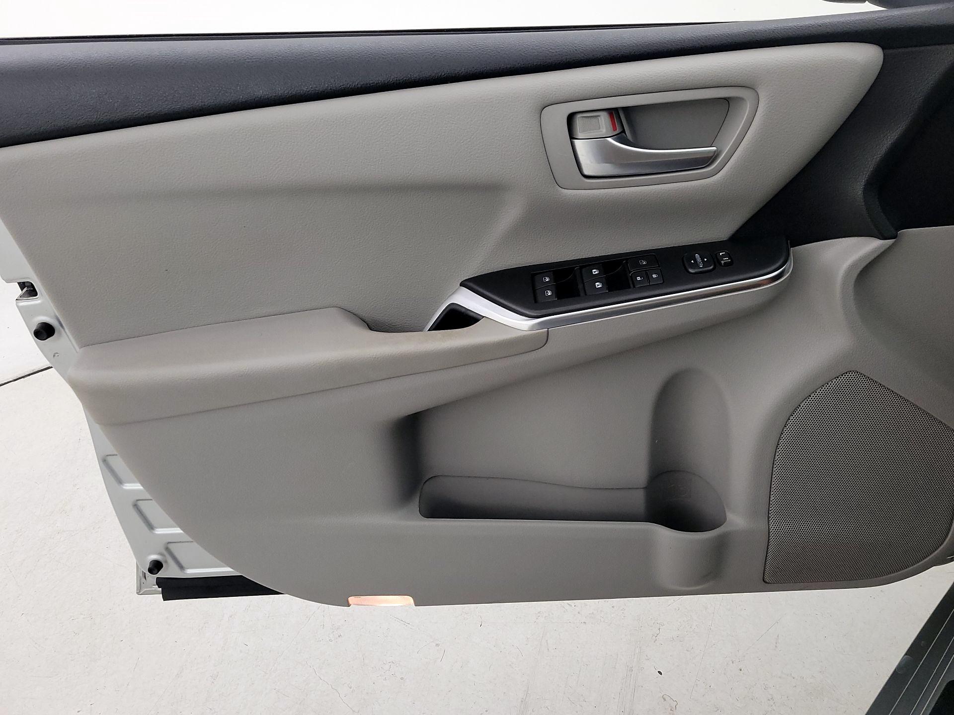 Thumbnail: 2016 Toyota Camry - 12