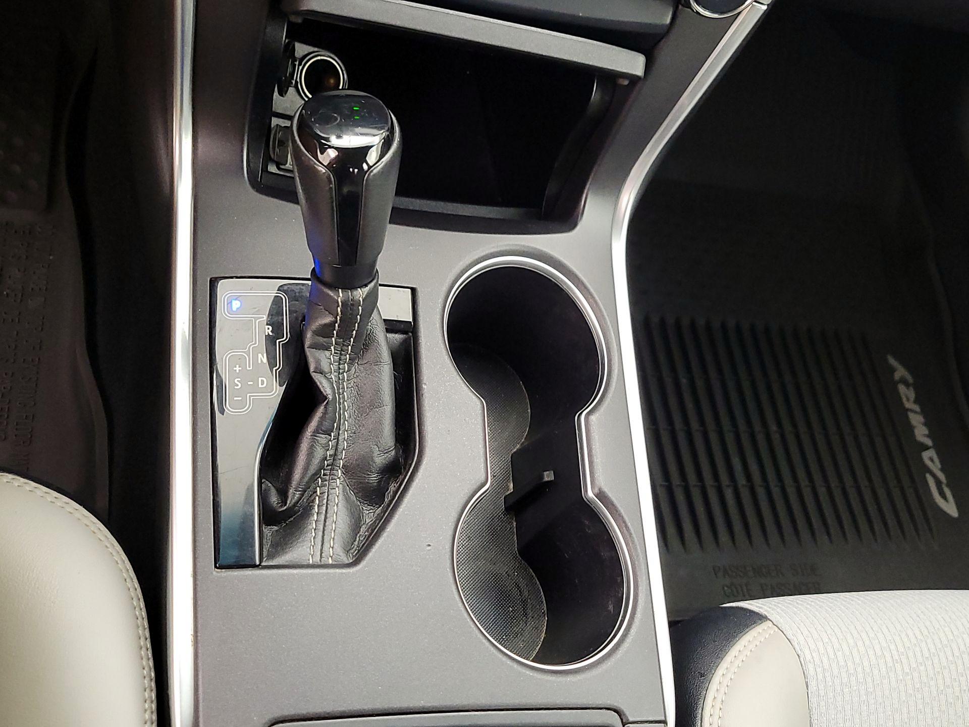 Thumbnail: 2016 Toyota Camry - 17