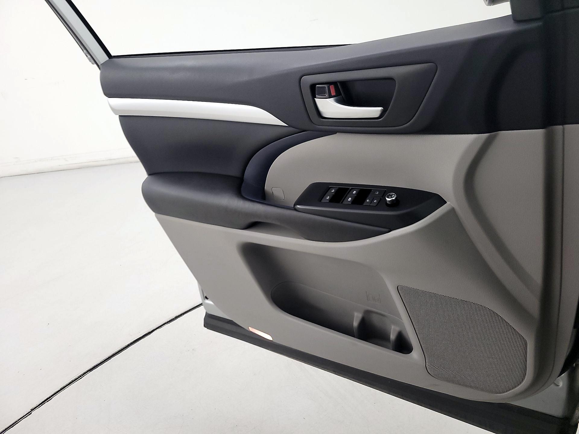 Thumbnail: 2019 Toyota Highlander - 12