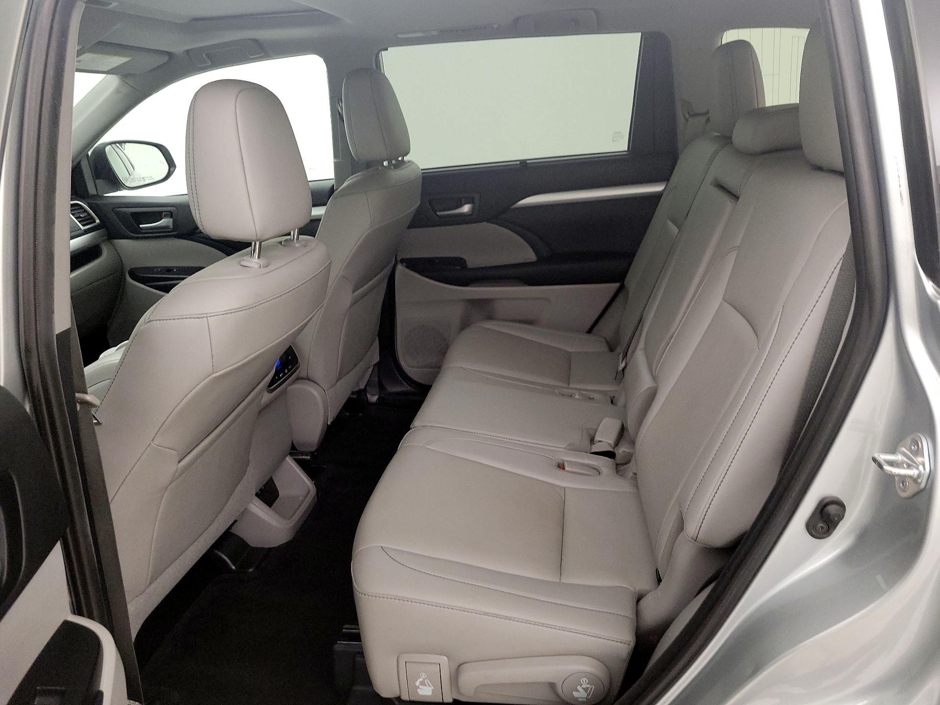 Thumbnail: 2019 Toyota Highlander - 18