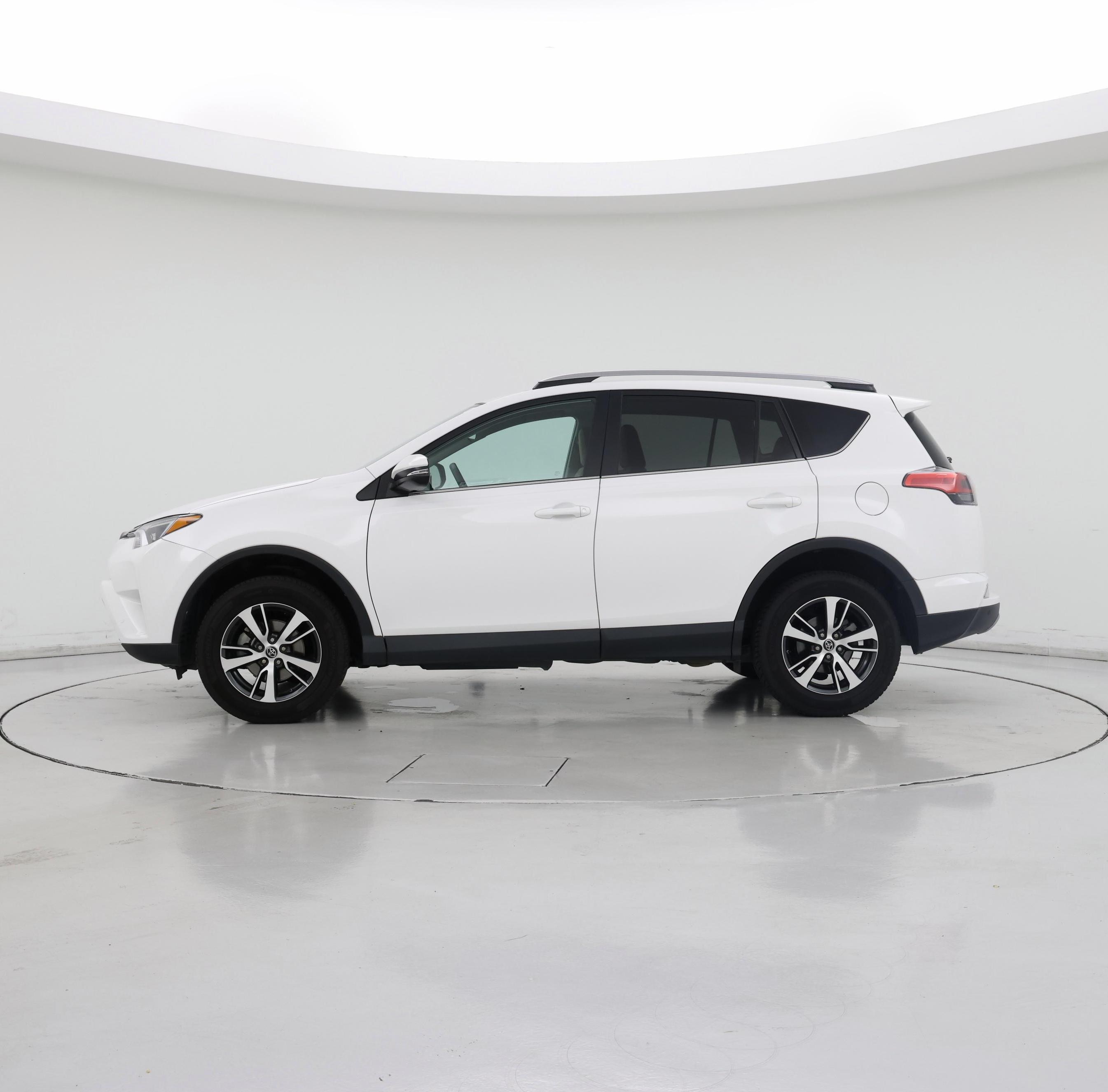 Thumbnail: 2018 Toyota RAV4 - 3
