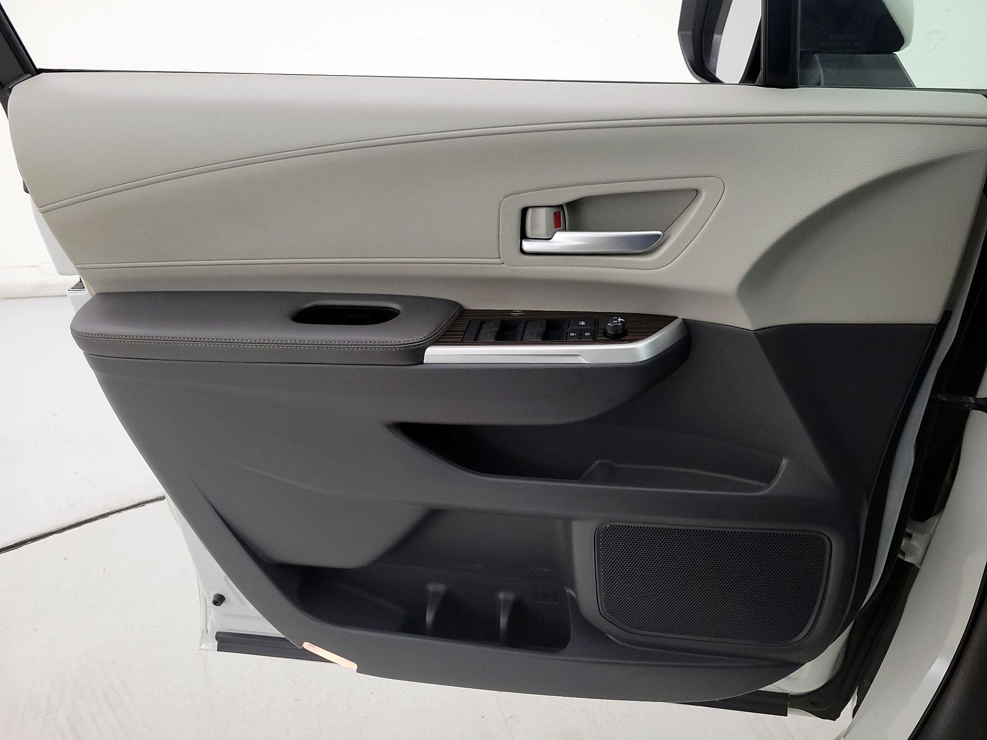Thumbnail: 2021 Toyota Sienna - 12
