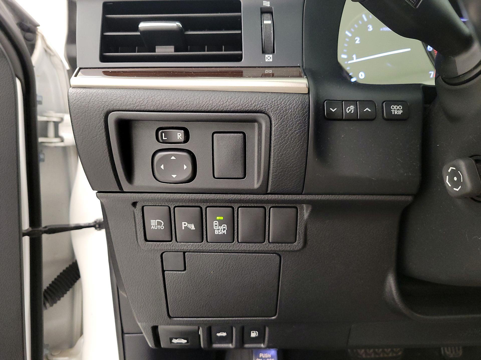 Thumbnail: 2016 Lexus ES - 13