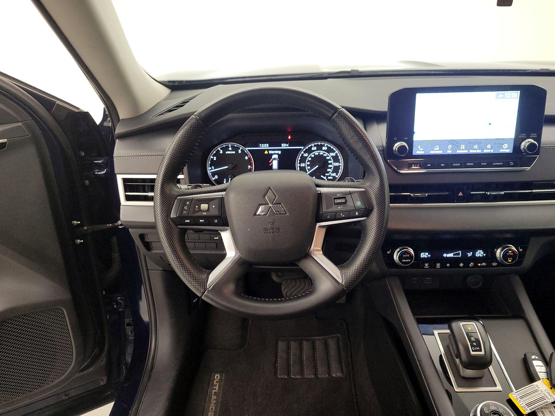 Thumbnail: 2023 Mitsubishi Outlander - 10