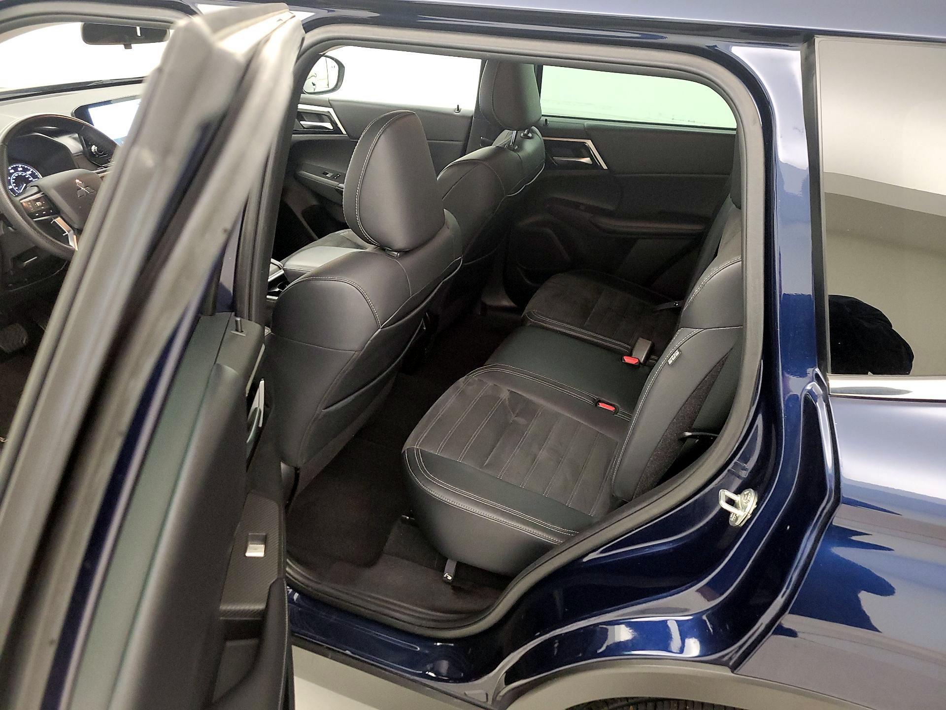 Thumbnail: 2023 Mitsubishi Outlander - 20