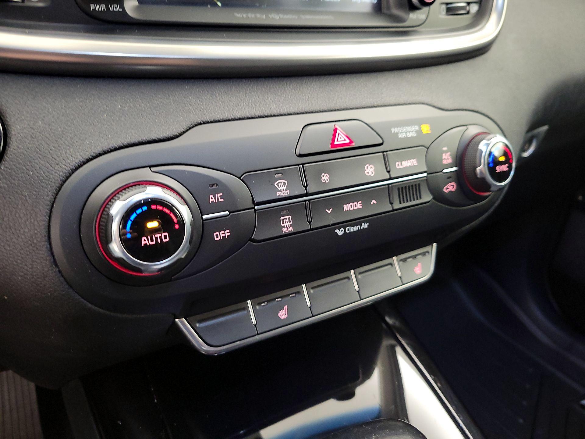 Thumbnail: 2016 Kia Sorento - 17